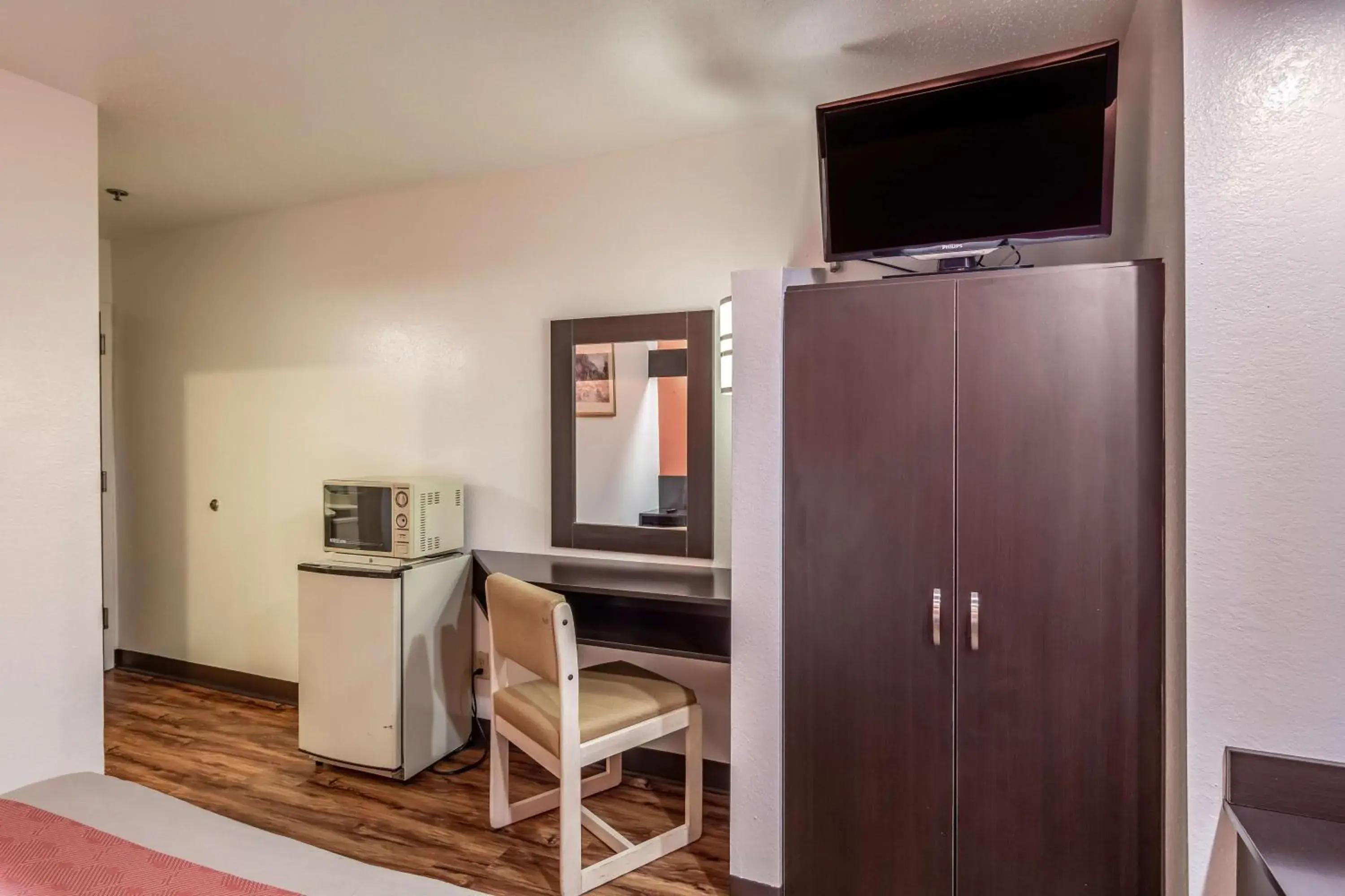 TV and multimedia, TV/Entertainment Center in Motel 6 Chattanooga Downtown