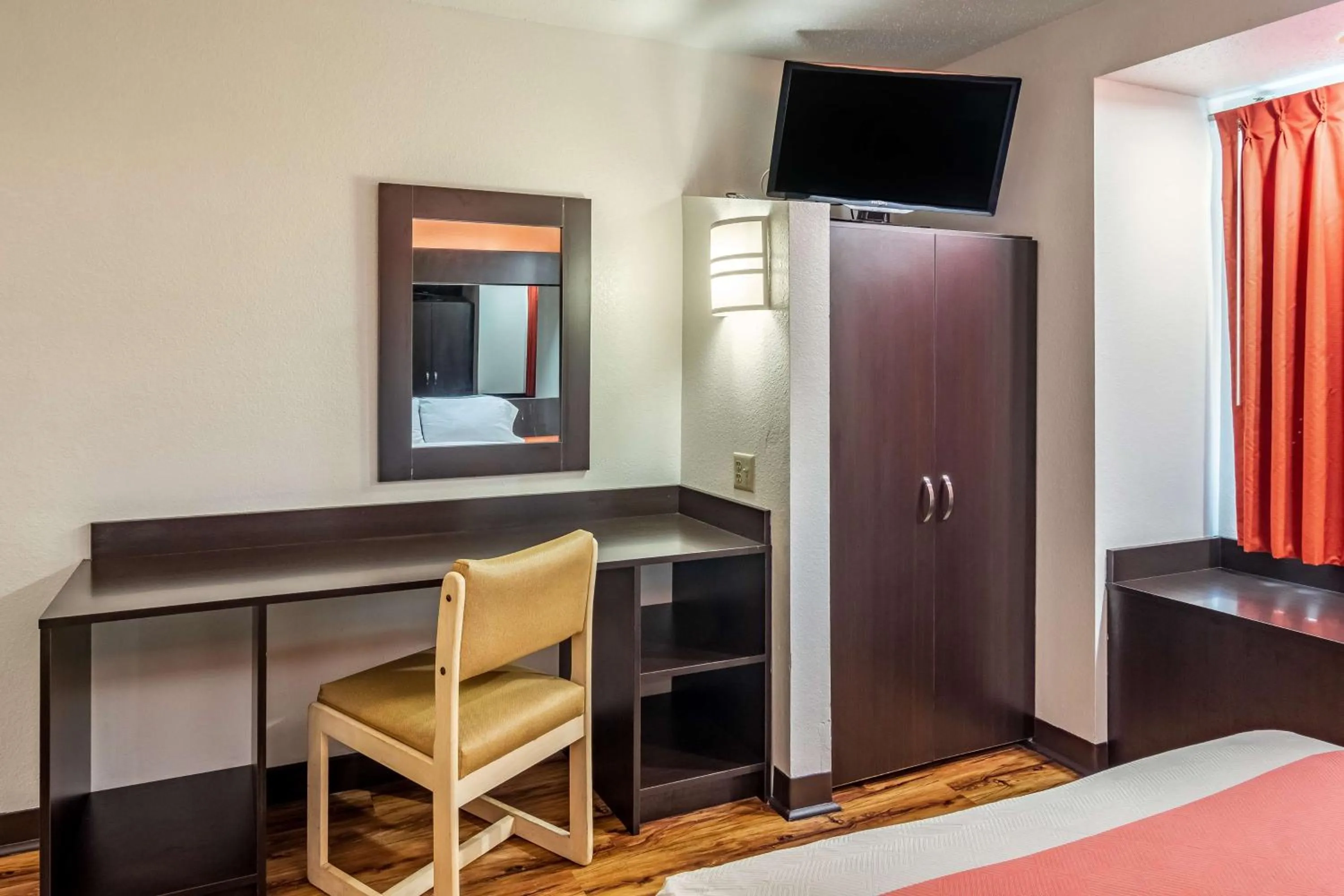 TV and multimedia in Motel 6 Chattanooga Downtown