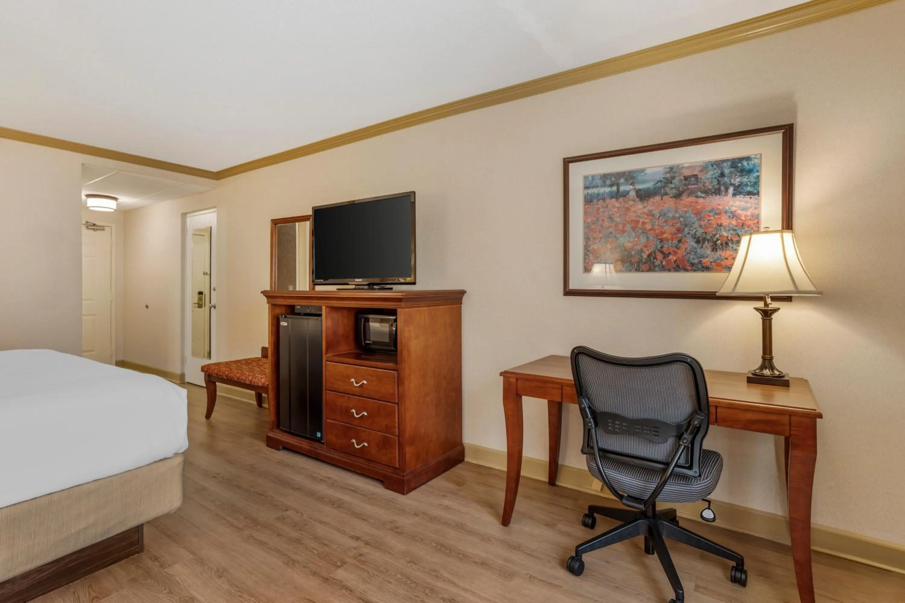 View (from property/room), Bed in Best Western PLUS Morristown Inn-Florham Park