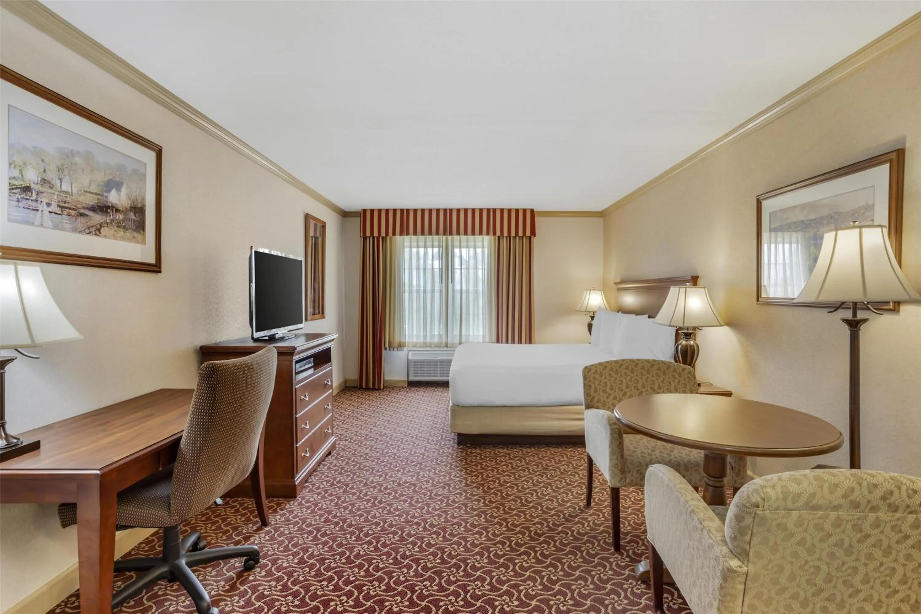 Bedroom, Bed in Best Western PLUS Morristown Inn-Florham Park
