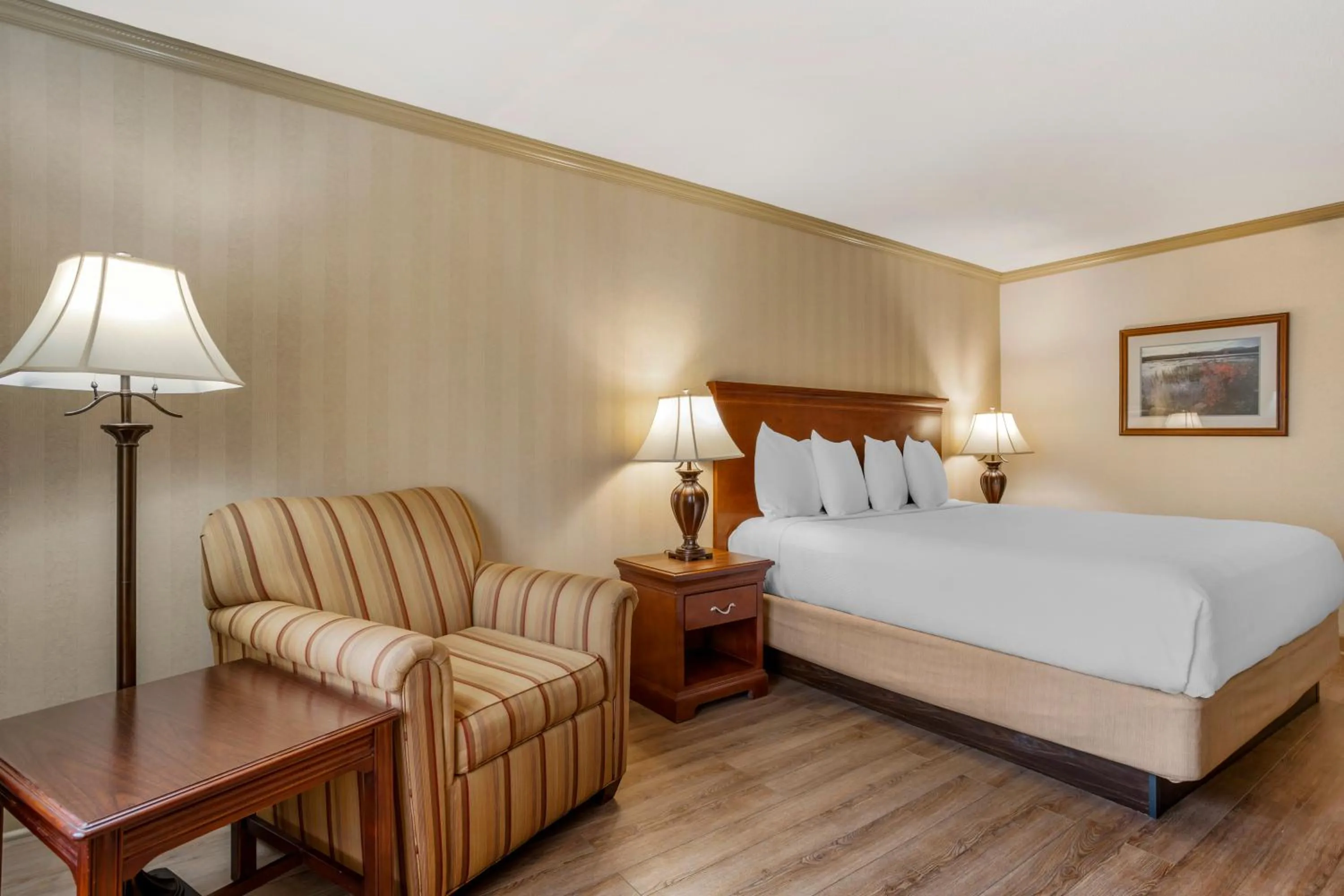 Bedroom, Bed in Best Western PLUS Morristown Inn-Florham Park
