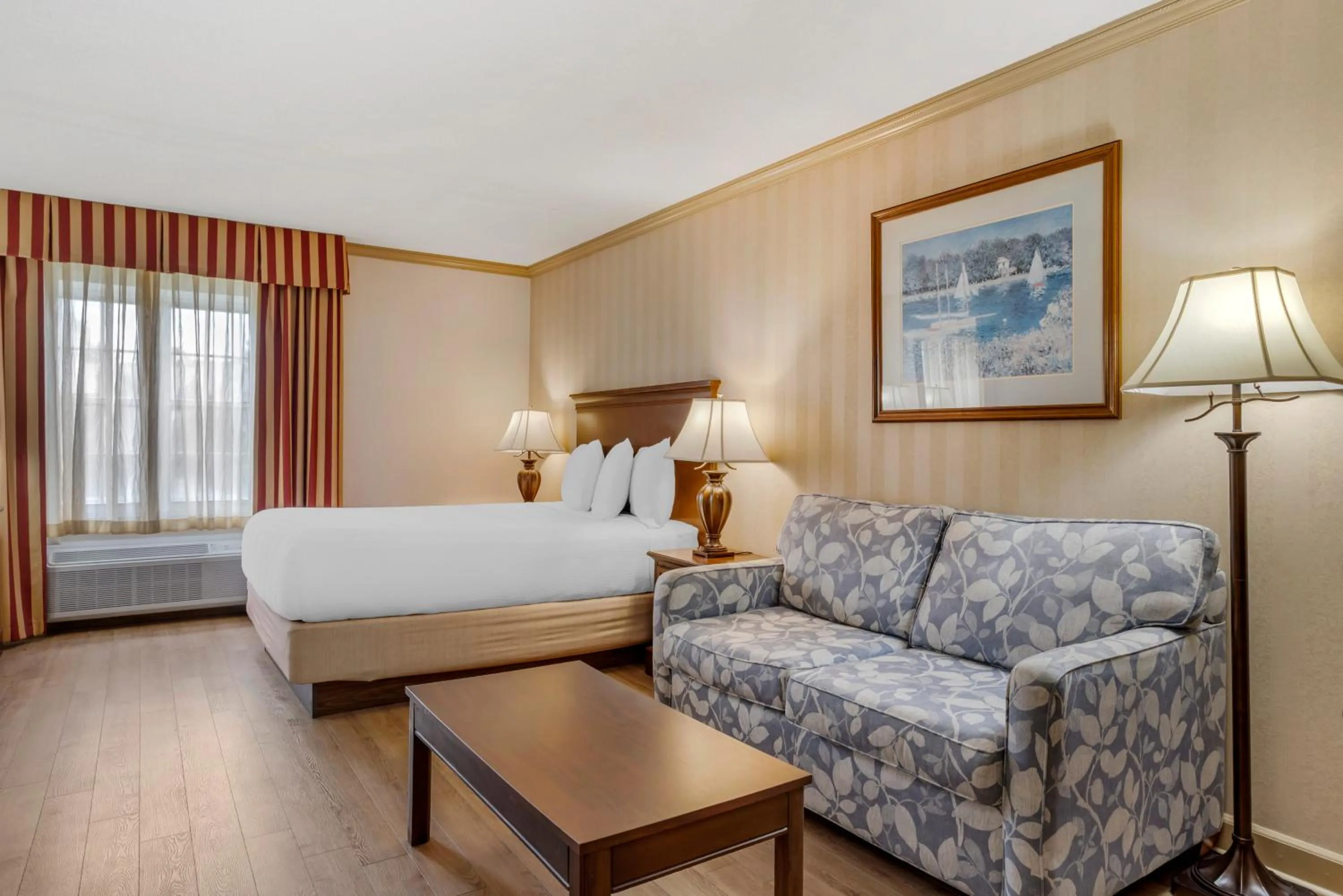 Bedroom, Bed in Best Western PLUS Morristown Inn-Florham Park