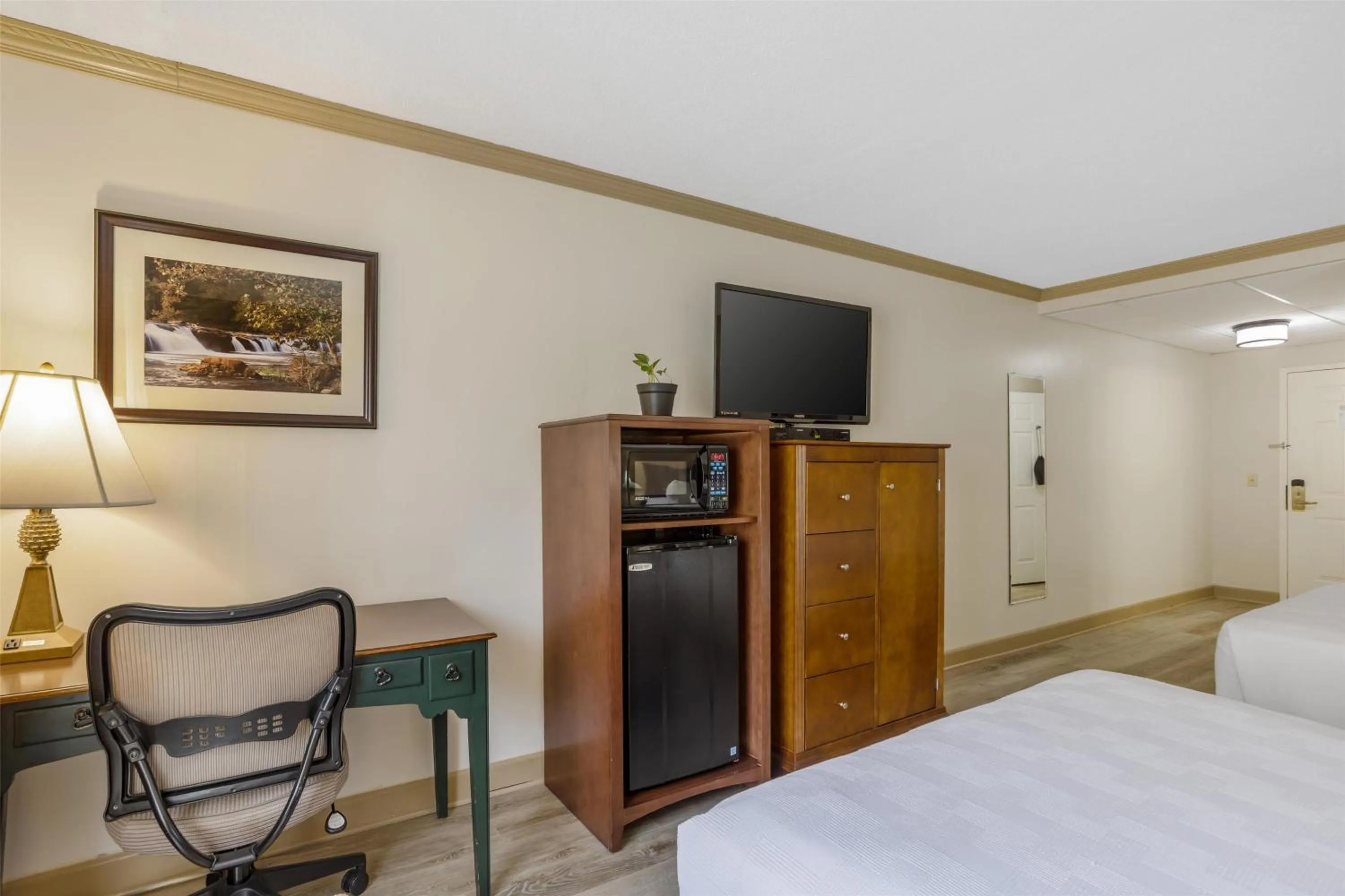 Bedroom, Bed in Best Western PLUS Morristown Inn-Florham Park