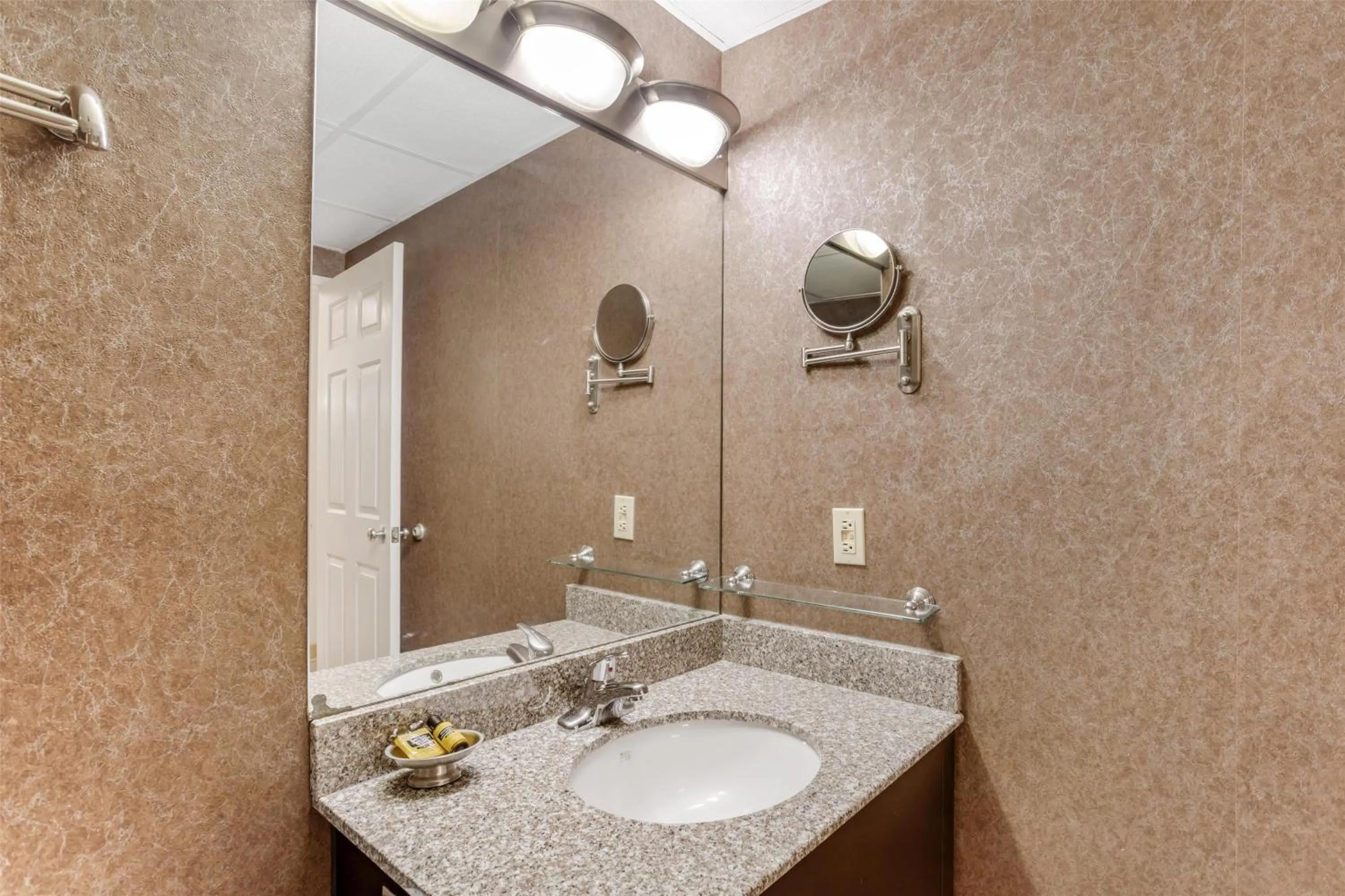 Bathroom in Best Western PLUS Morristown Inn-Florham Park