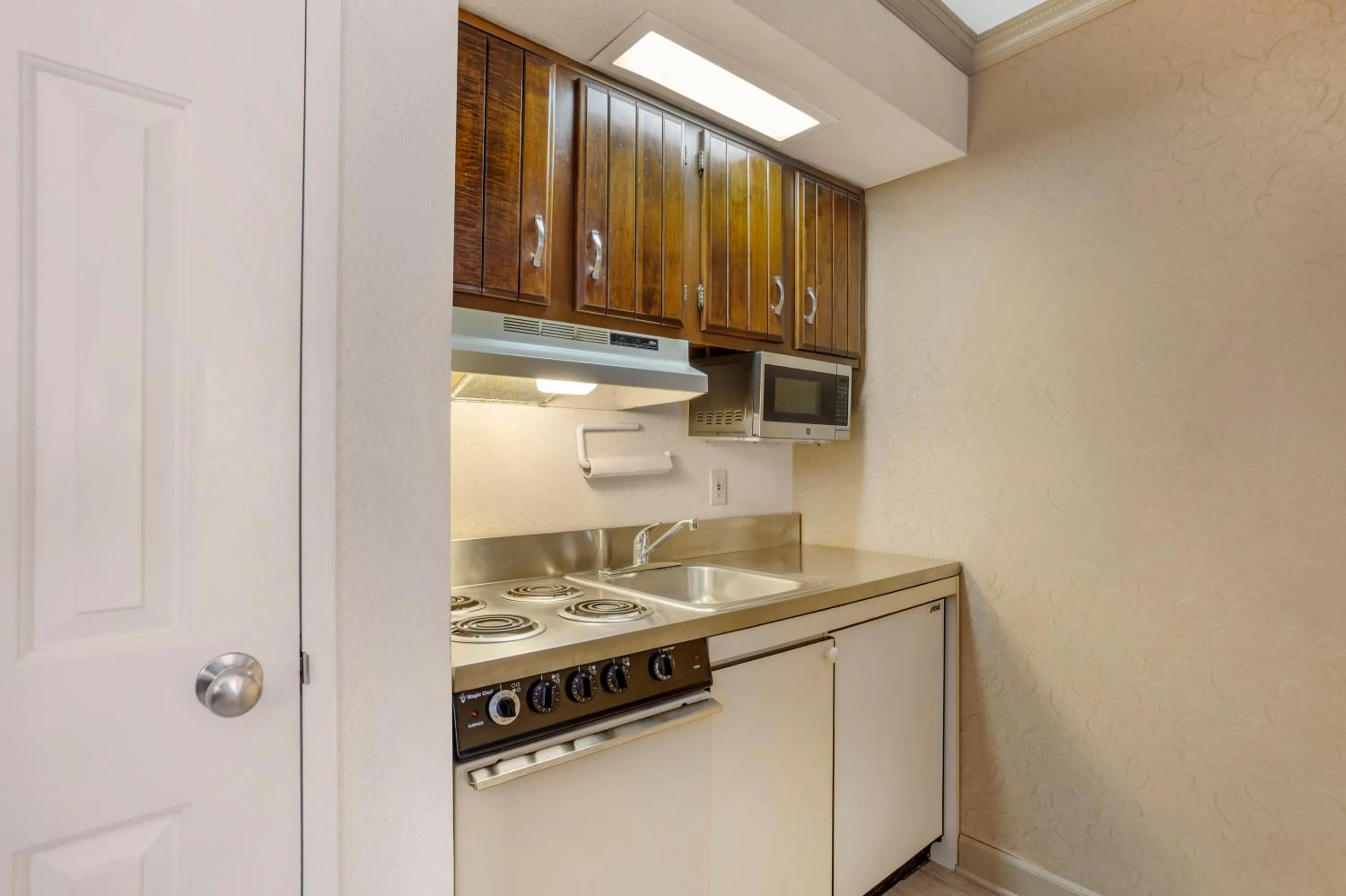 kitchen in Best Western PLUS Morristown Inn-Florham Park