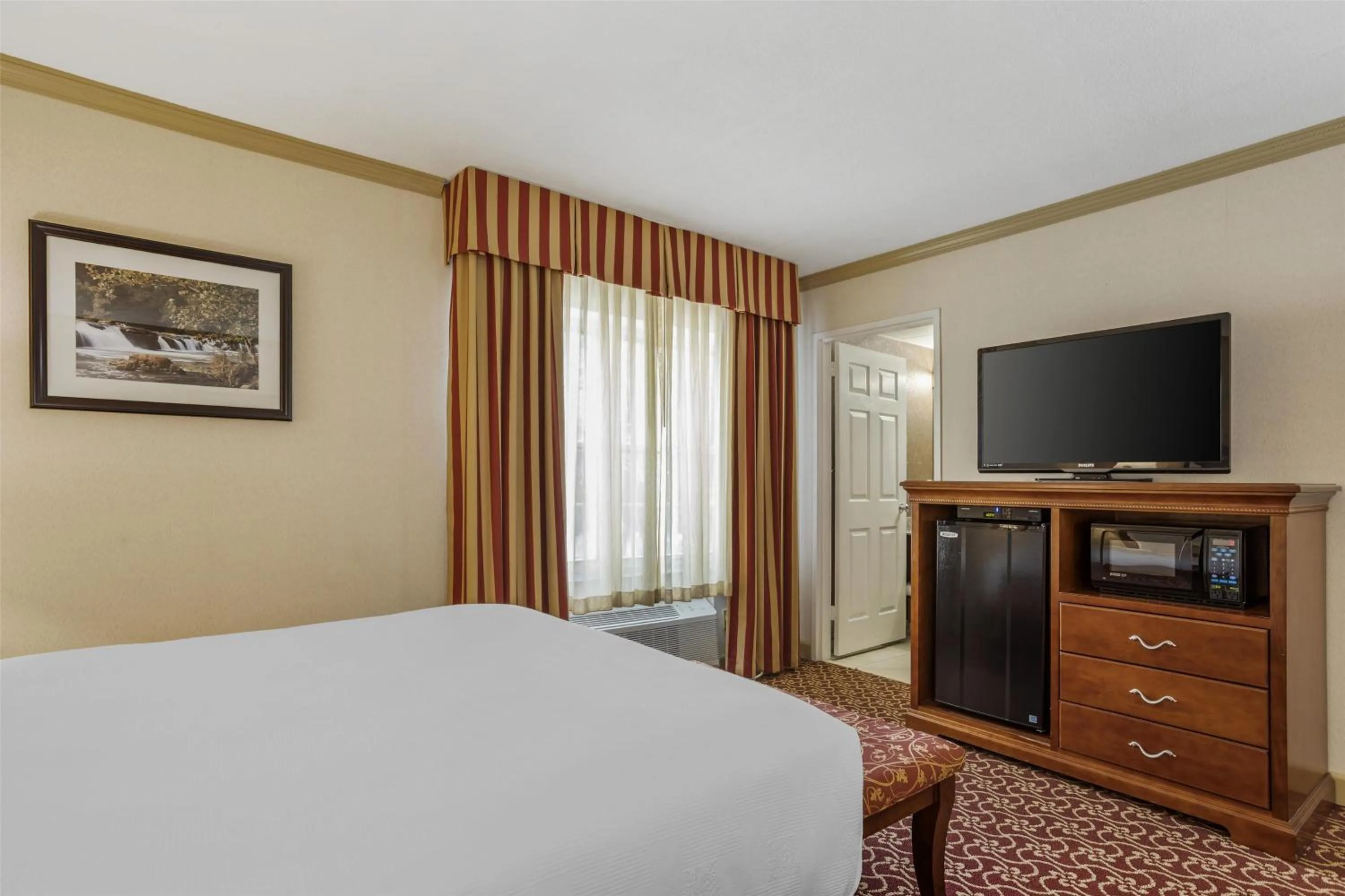 Bedroom, Bed in Best Western PLUS Morristown Inn-Florham Park