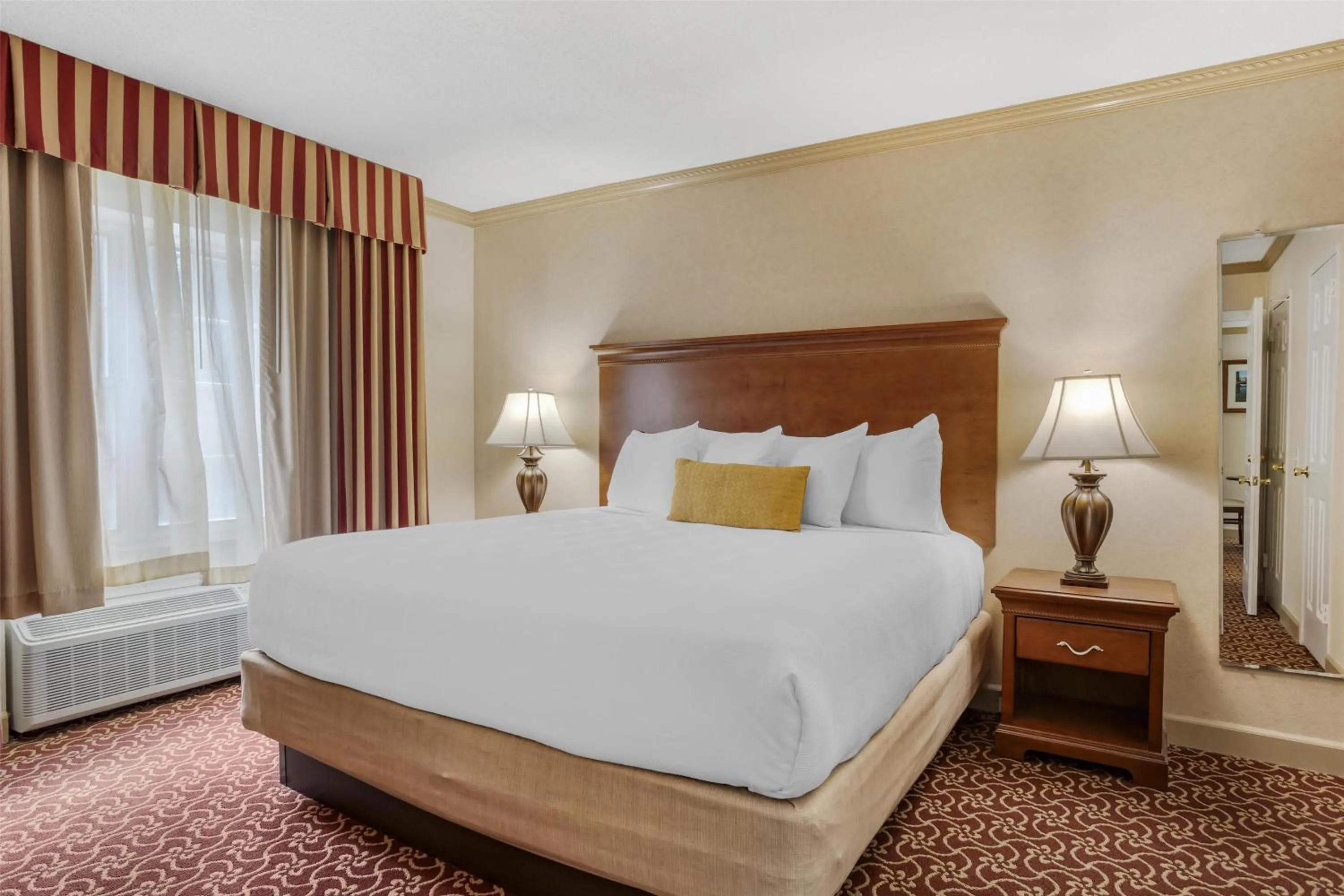 Bedroom, Bed in Best Western PLUS Morristown Inn-Florham Park