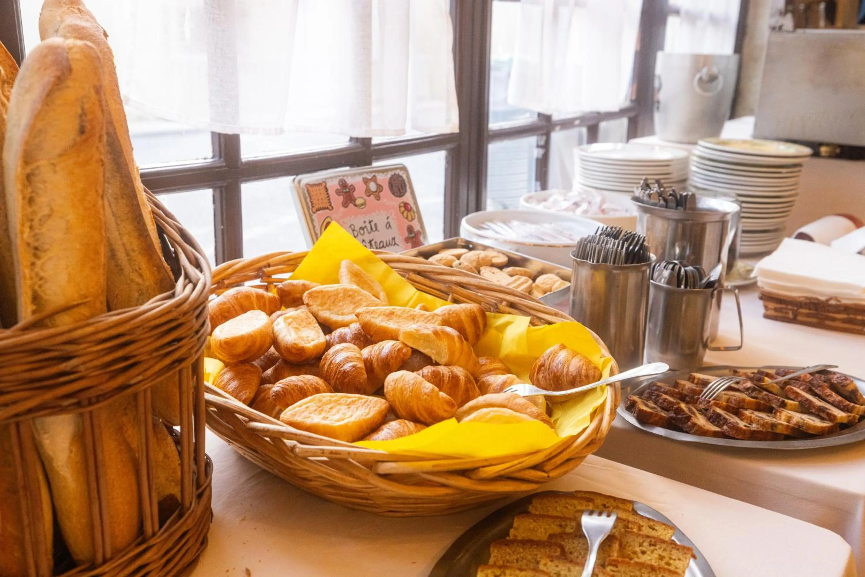 Buffet breakfast in Hotel Restaurant des Thermes