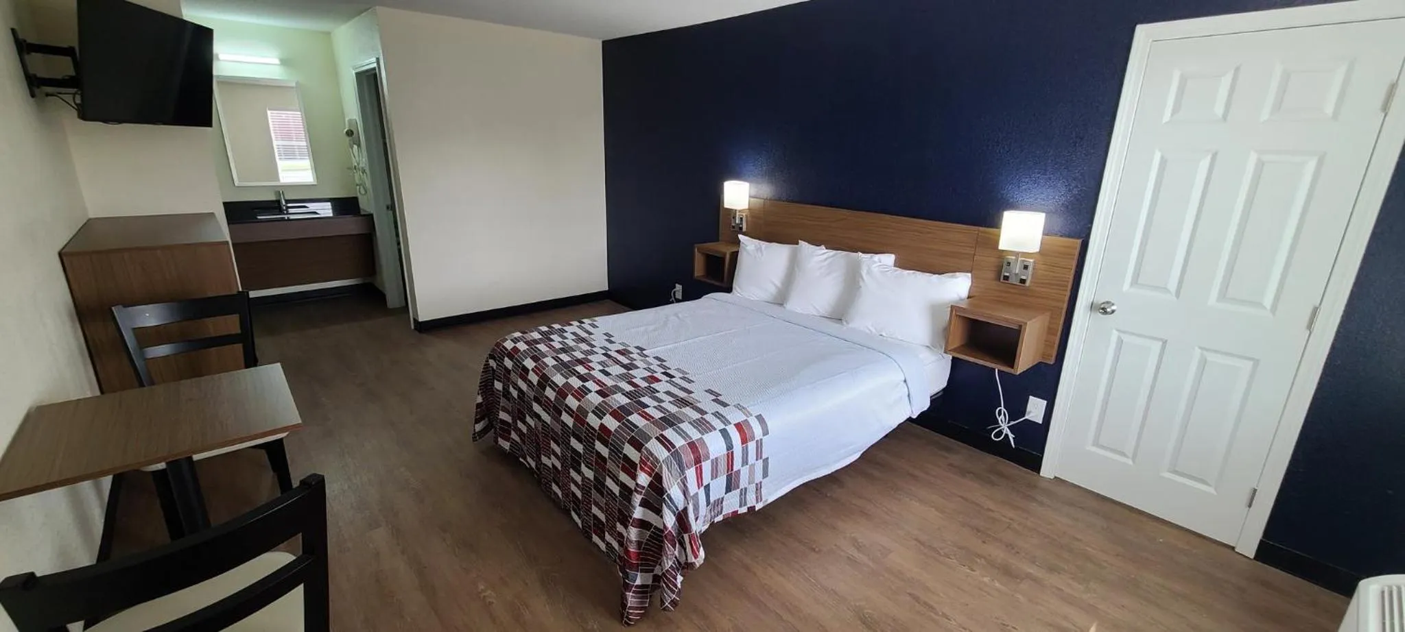 Photo of the whole room, Bed in Red Roof Inn Byron