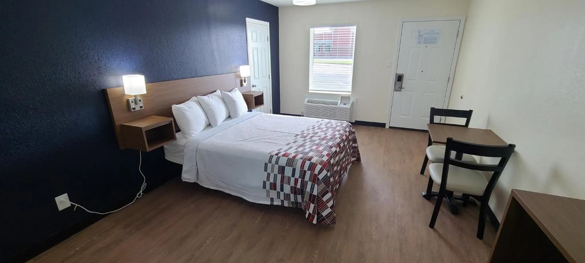 Photo of the whole room, Bed in Red Roof Inn Byron