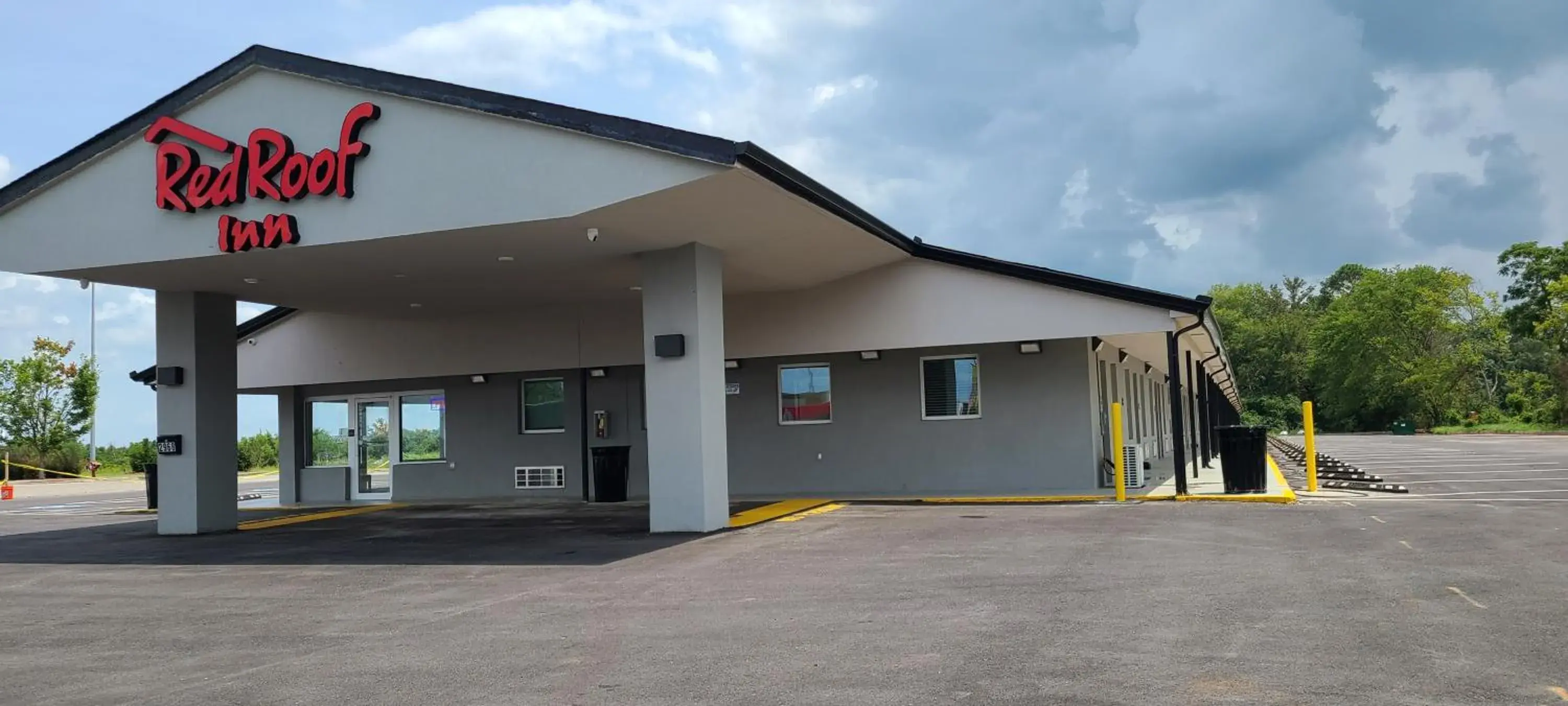 Property building in Red Roof Inn Byron Property building in Red Roof Inn Byron