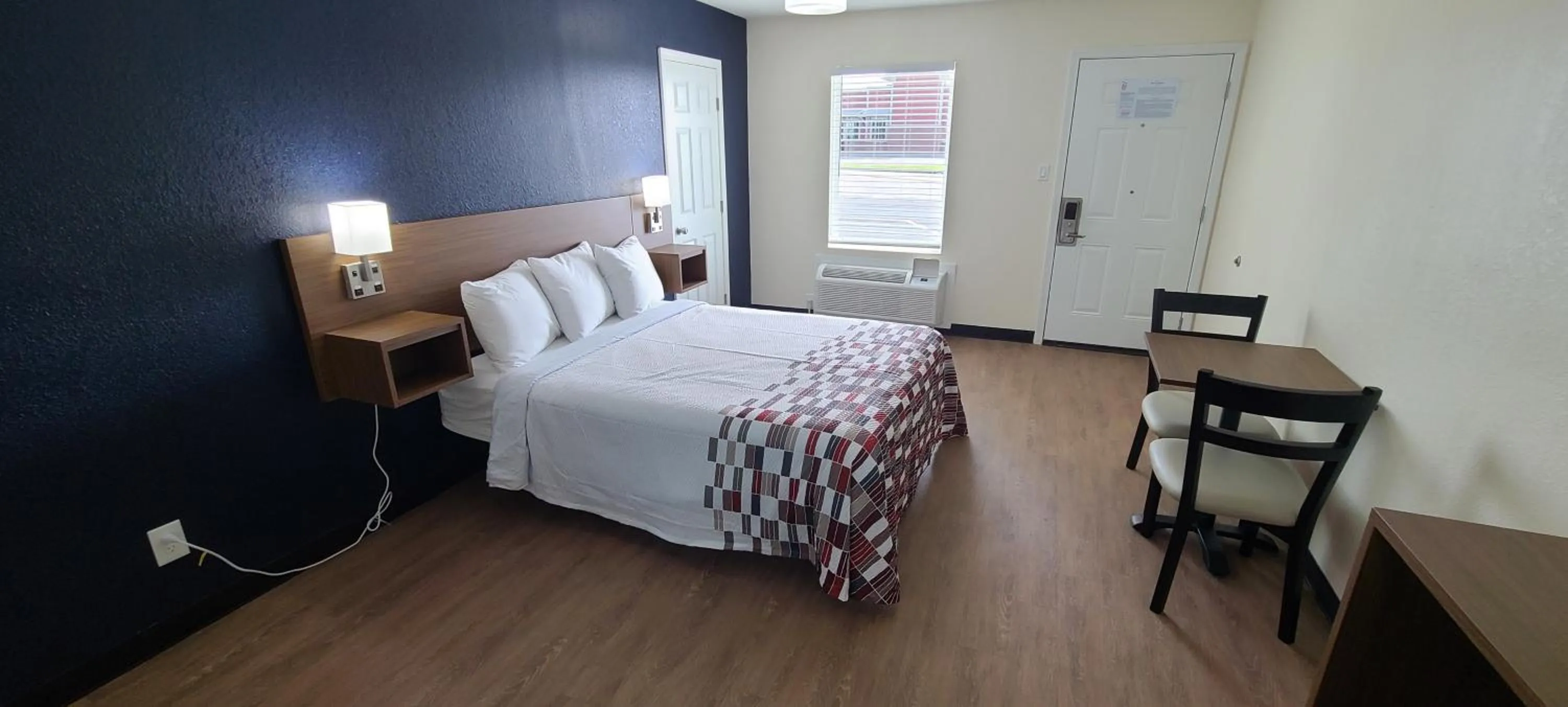 Bedroom, Bed in Red Roof Inn Byron