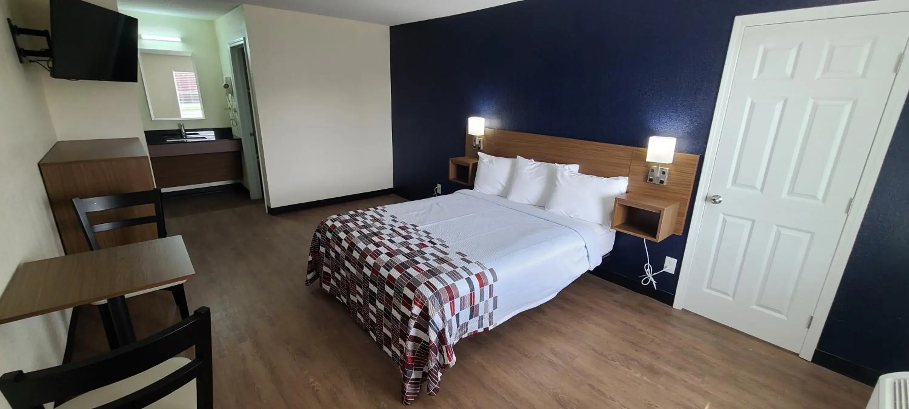 Bedroom, Bed in Red Roof Inn Byron Bedroom, Bed in Red Roof Inn Byron