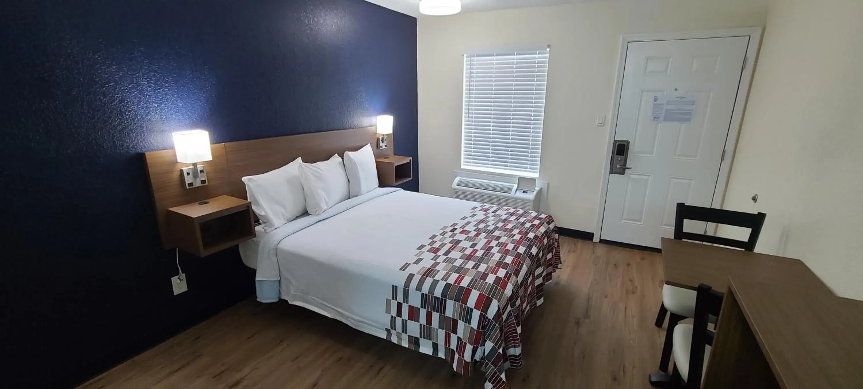 Bedroom, Bed in Red Roof Inn Byron Bedroom, Bed in Red Roof Inn Byron