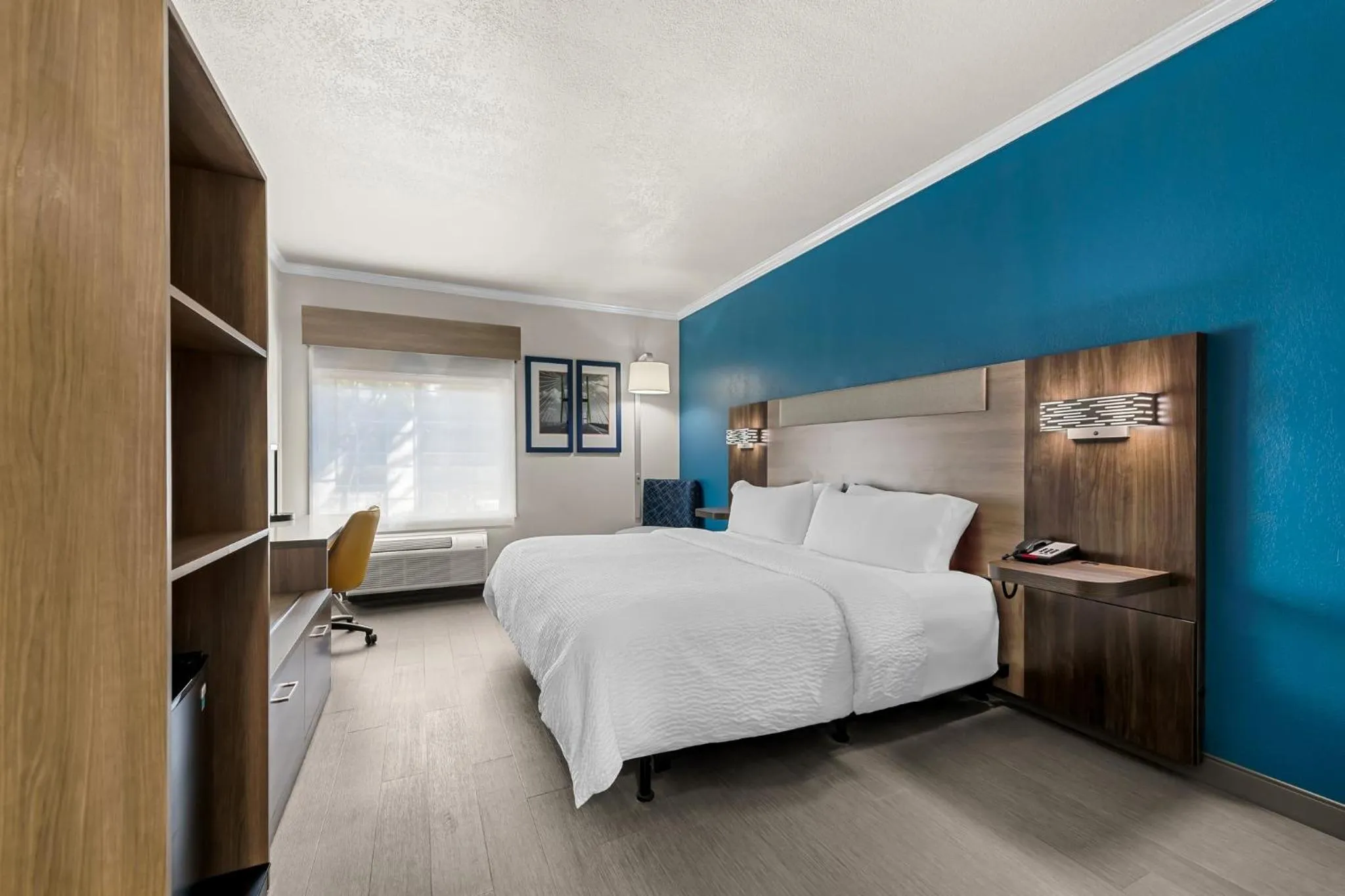 Photo of the whole room, Bed in Holiday Inn Express Saint Simons Island by IHG