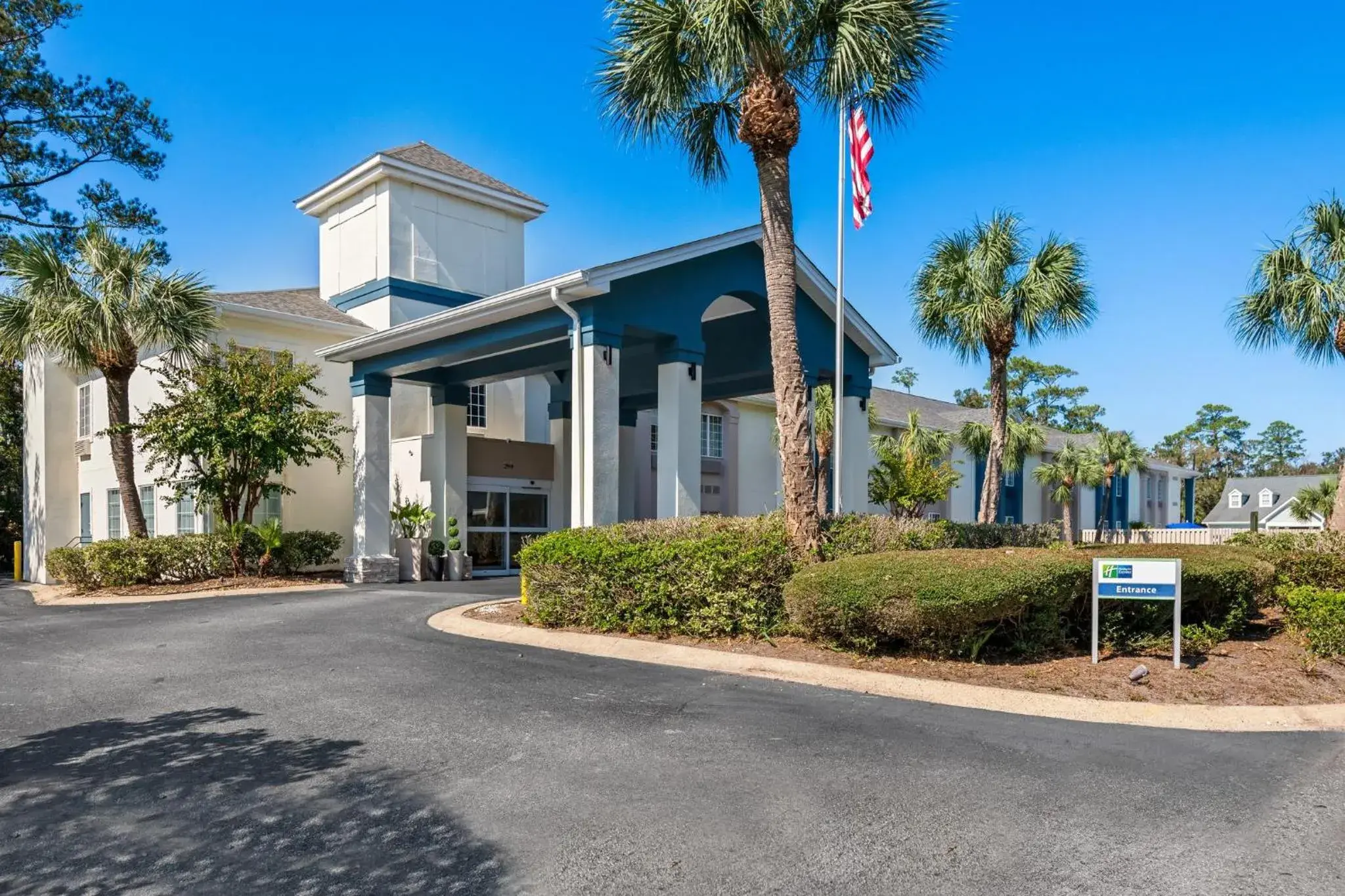 Property building in Holiday Inn Express Saint Simons Island by IHG Property building in Holiday Inn Express Saint Simons Island by IHG