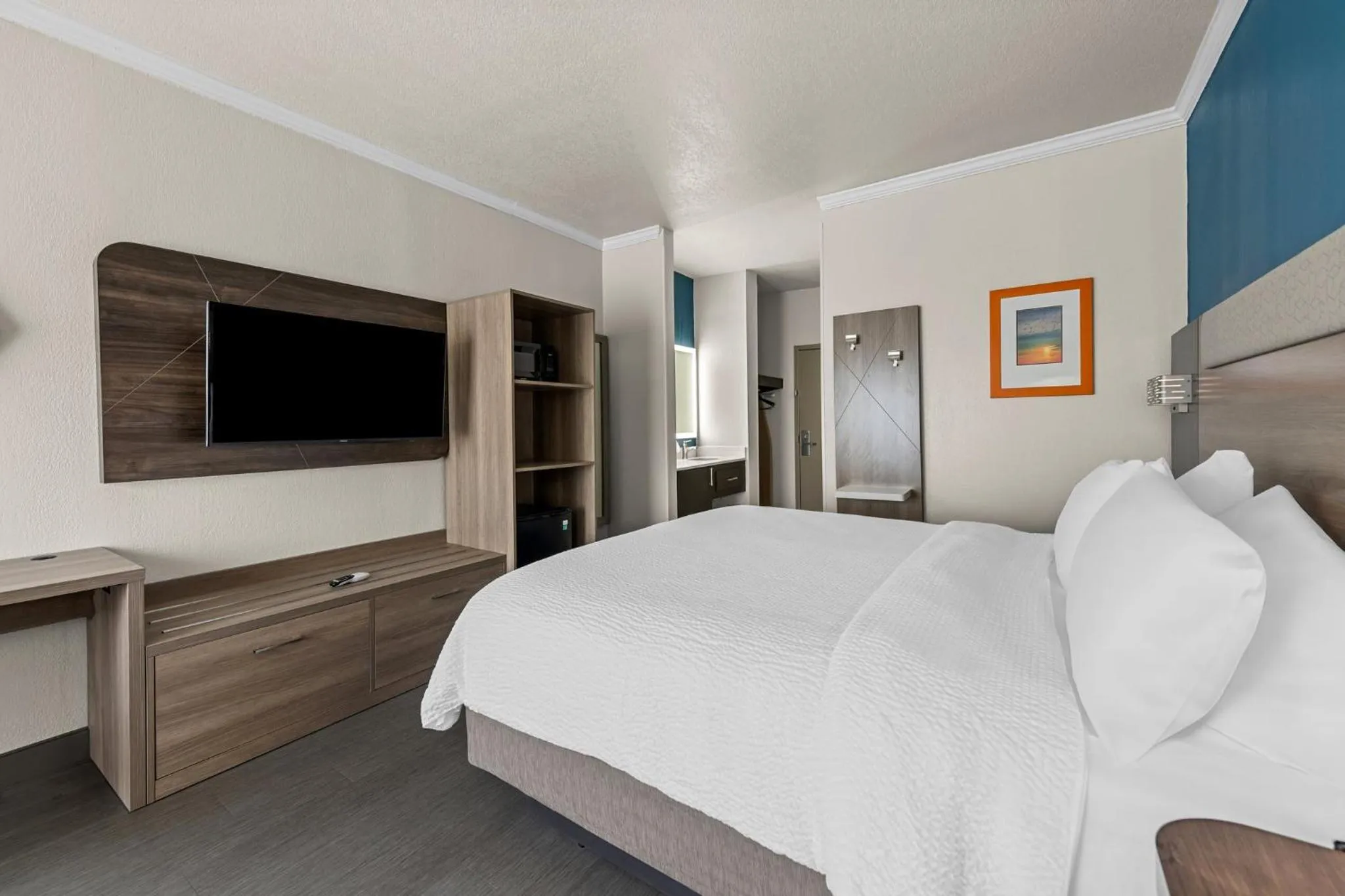 Photo of the whole room, Bed in Holiday Inn Express Saint Simons Island by IHG