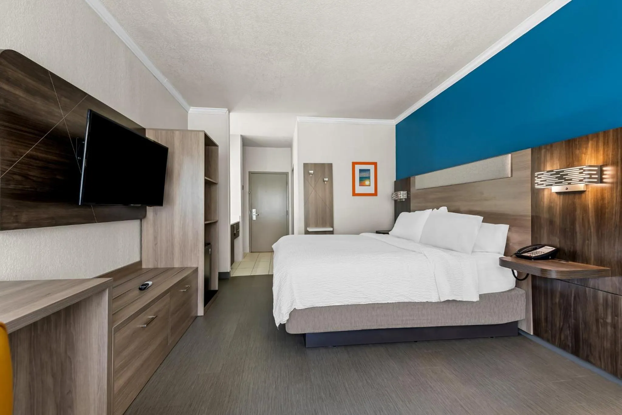 Photo of the whole room, Bed in Holiday Inn Express Saint Simons Island by IHG