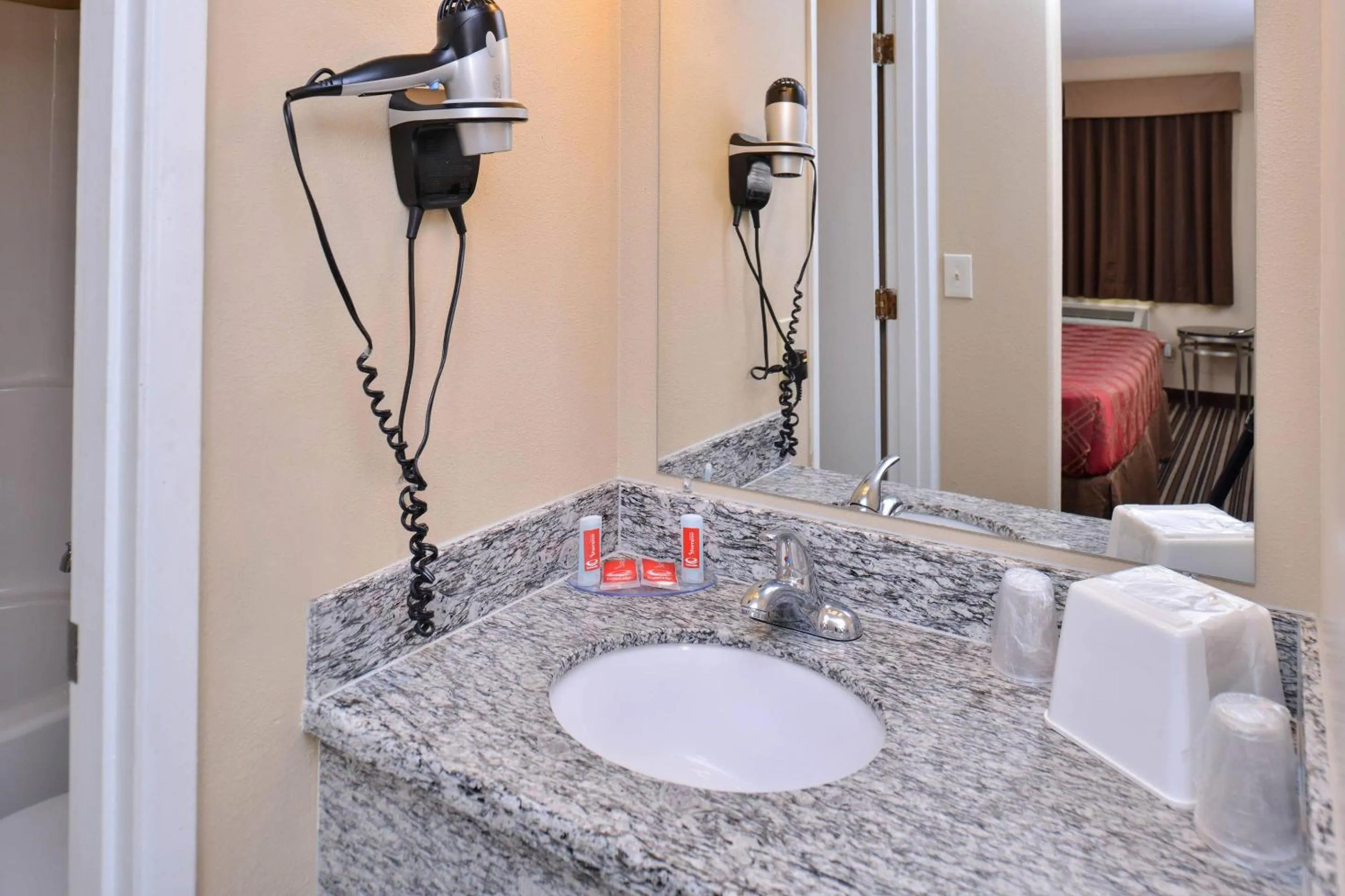 Bedroom in Econo Lodge Kennewick Tri-Cities