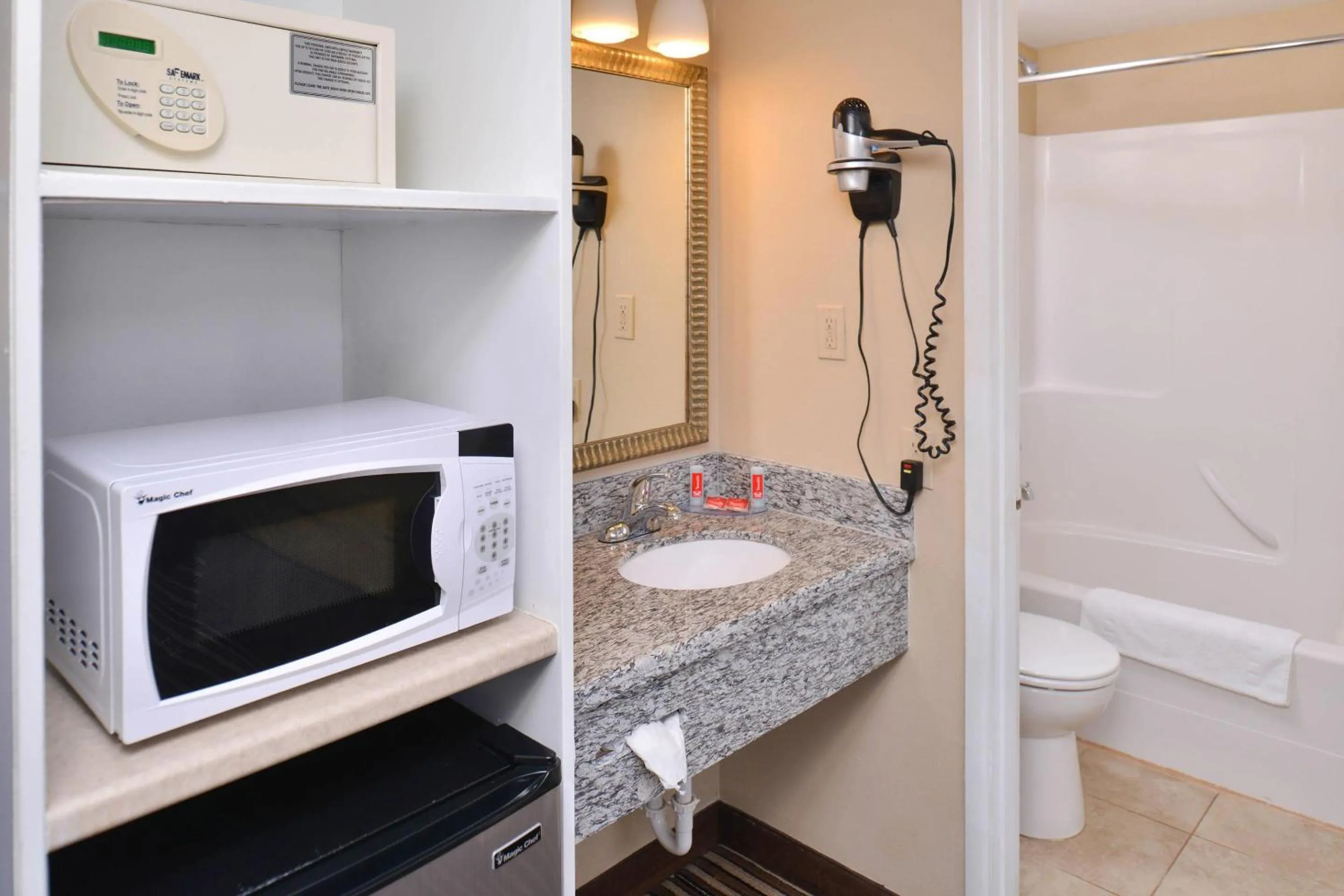 Bedroom in Econo Lodge Kennewick Tri-Cities