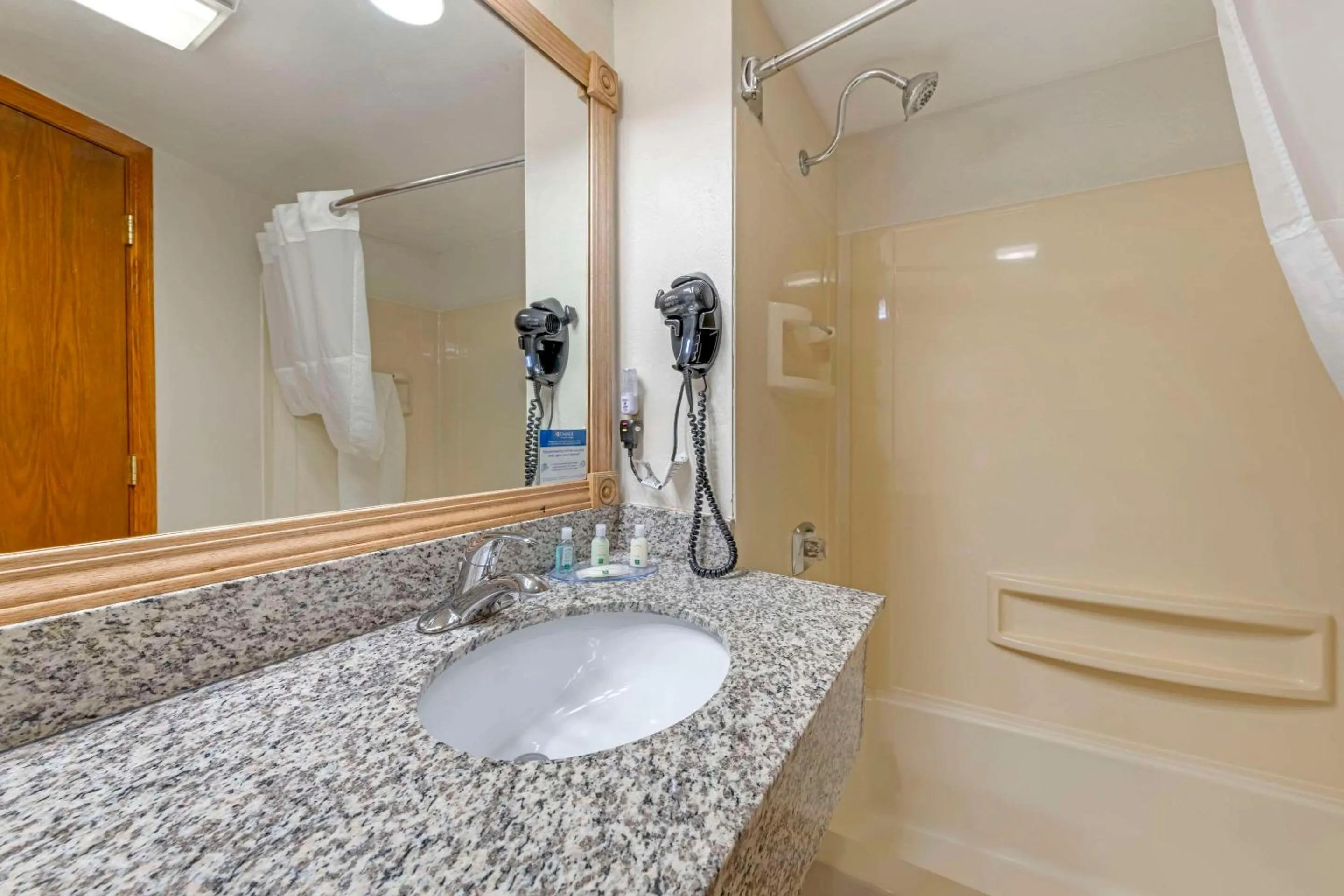 Bedroom in Quality Inn Ashland - Lake Superior