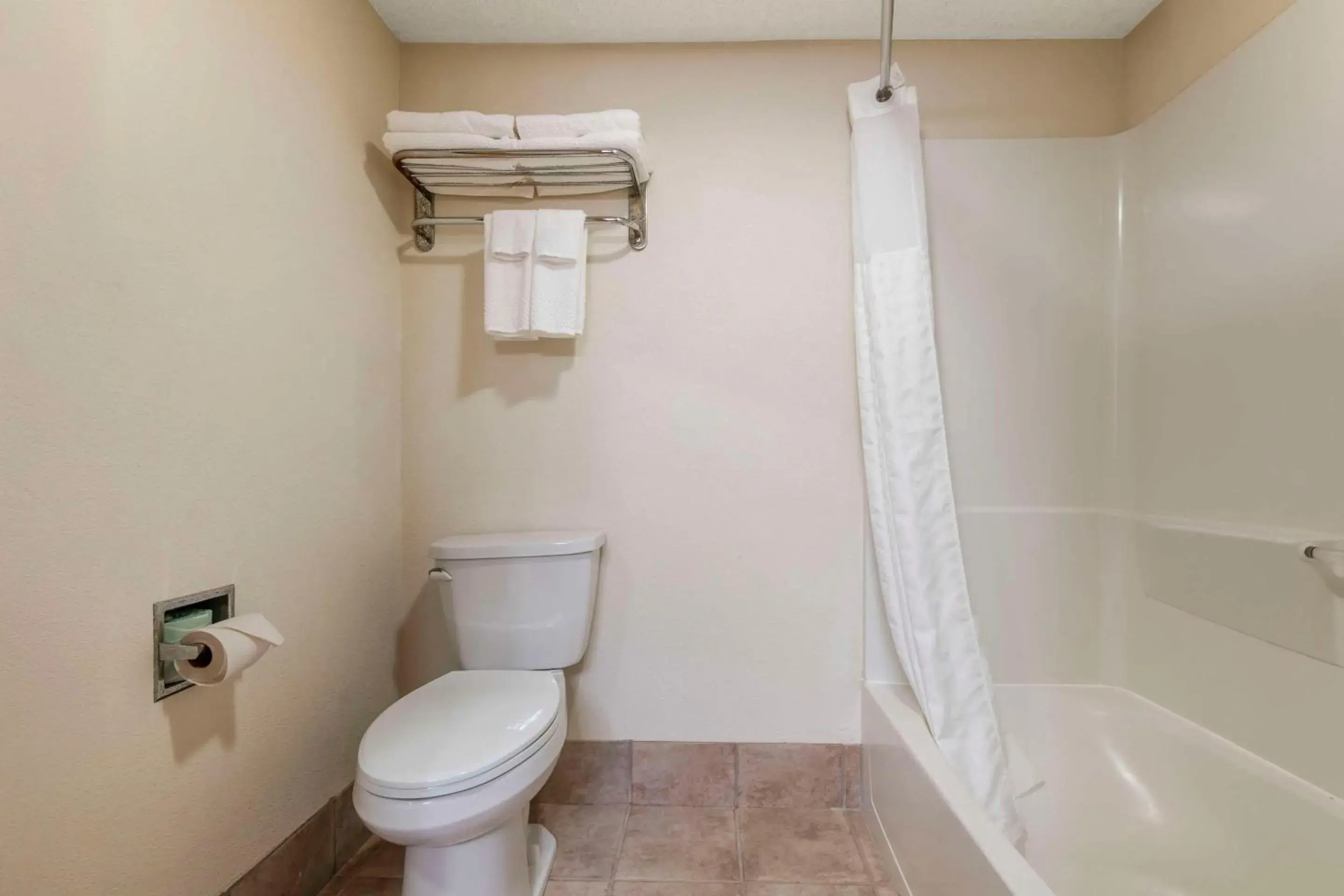 Bedroom in Quality Inn Ashland - Lake Superior Bedroom in Quality Inn Ashland - Lake Superior