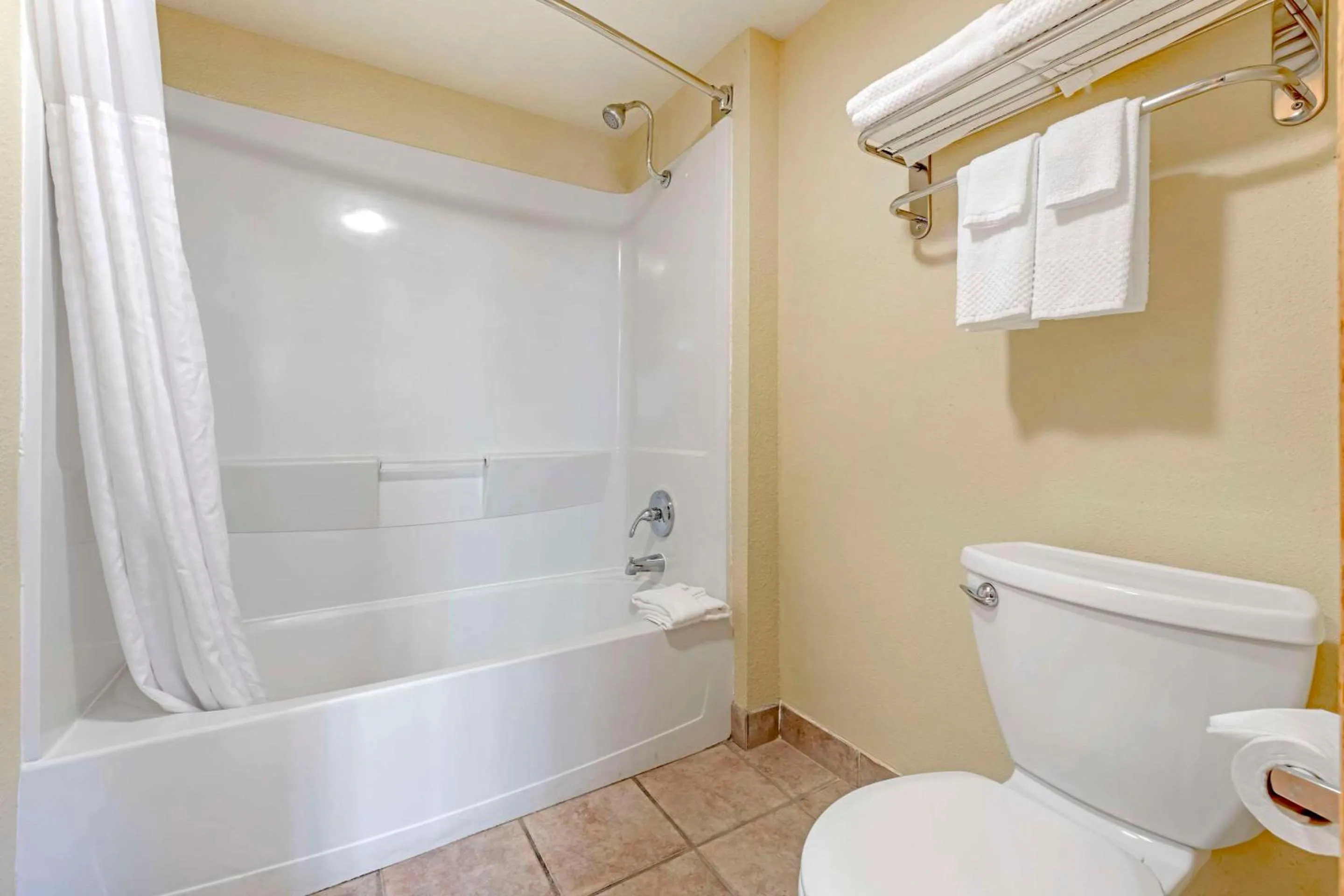 Bedroom in Quality Inn Ashland - Lake Superior