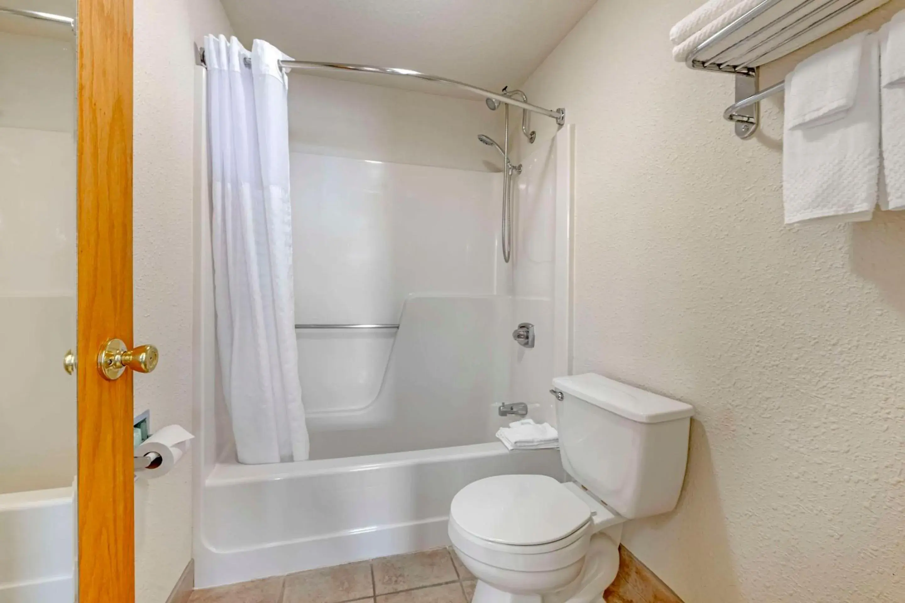 Bedroom in Quality Inn Ashland - Lake Superior Bedroom in Quality Inn Ashland - Lake Superior