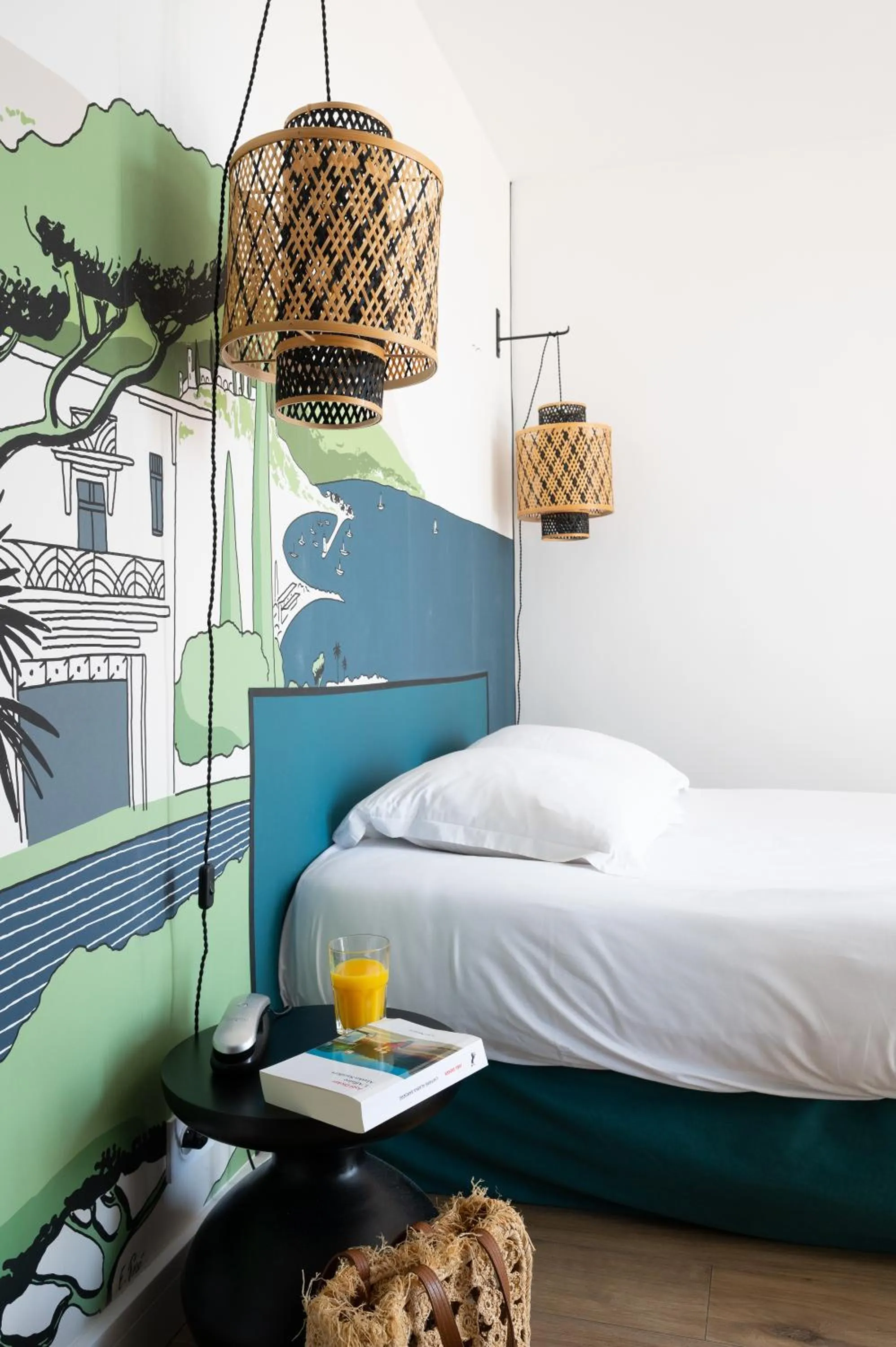 Photo of the whole room, Bed in Key Largo