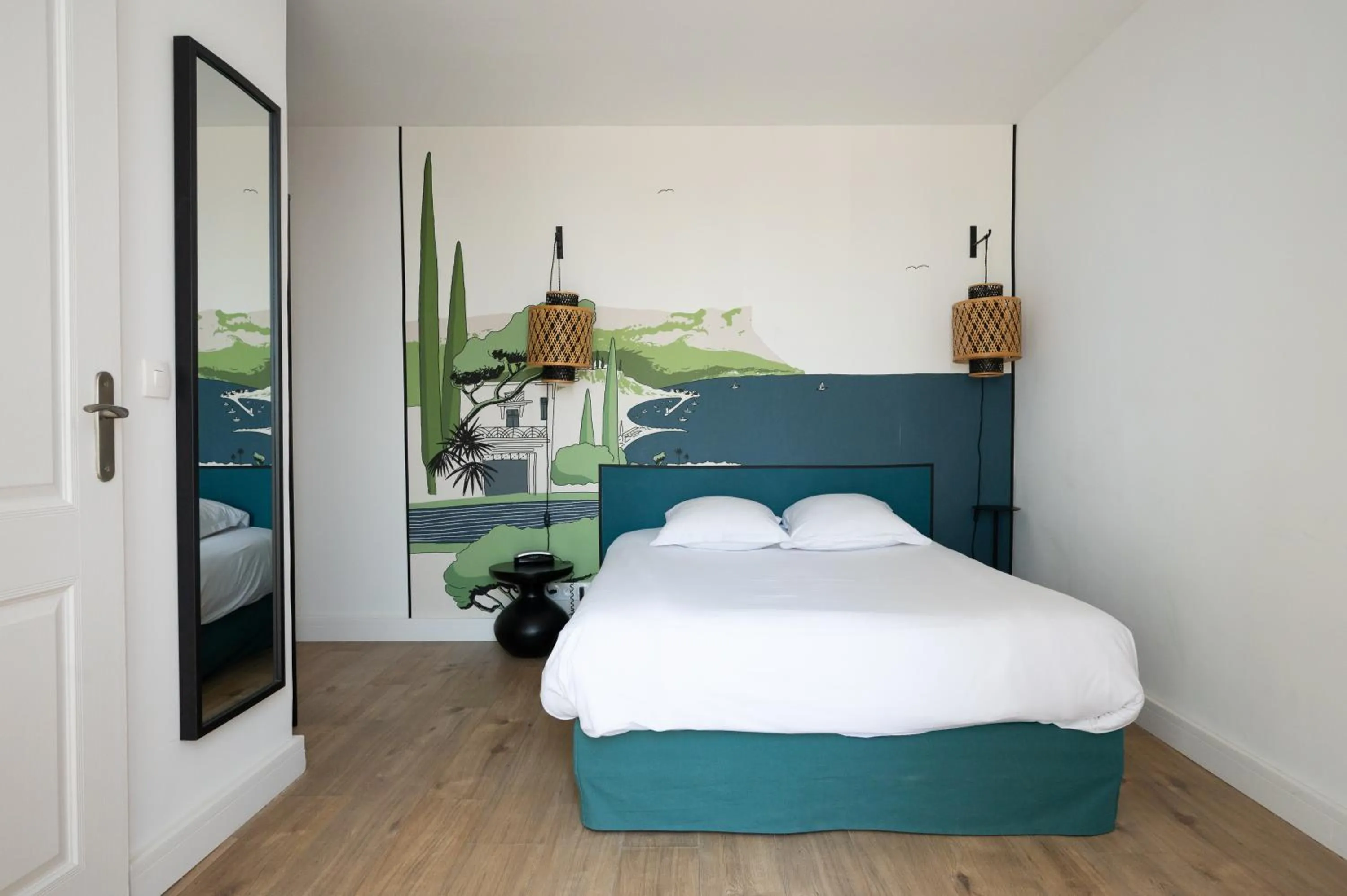 Photo of the whole room, Bed in Key Largo