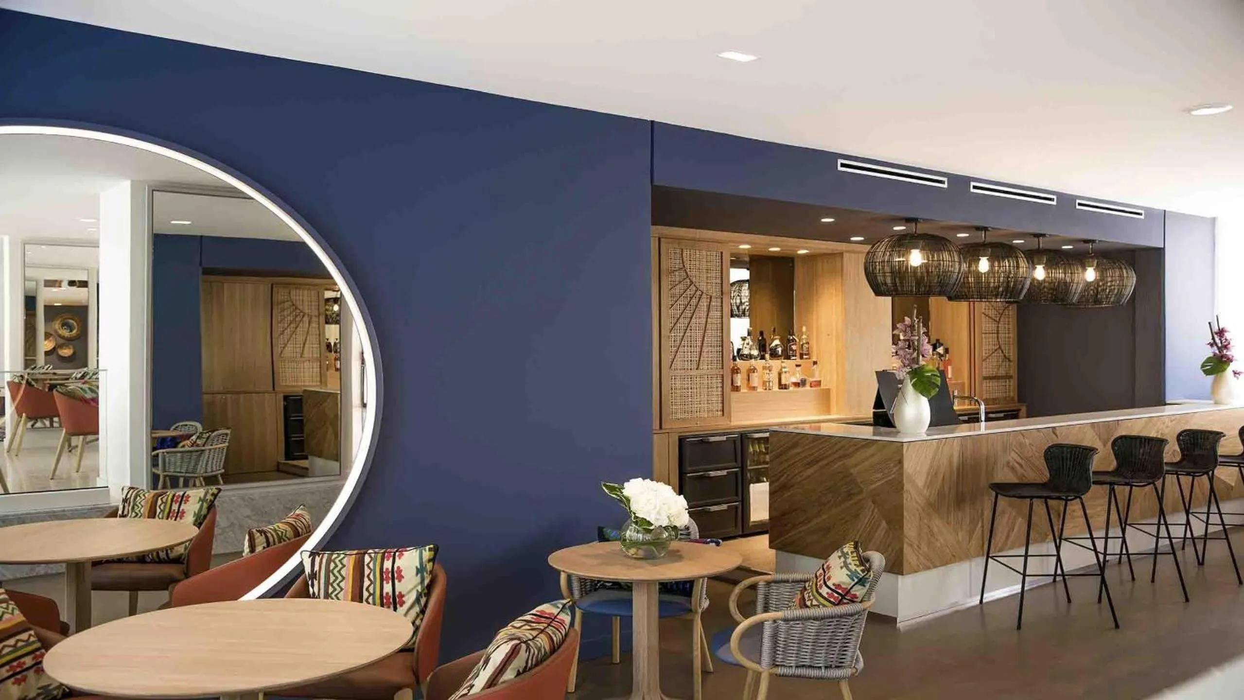 Lounge or bar in Croisette Beach Hotel Cannes - MGallery Collection