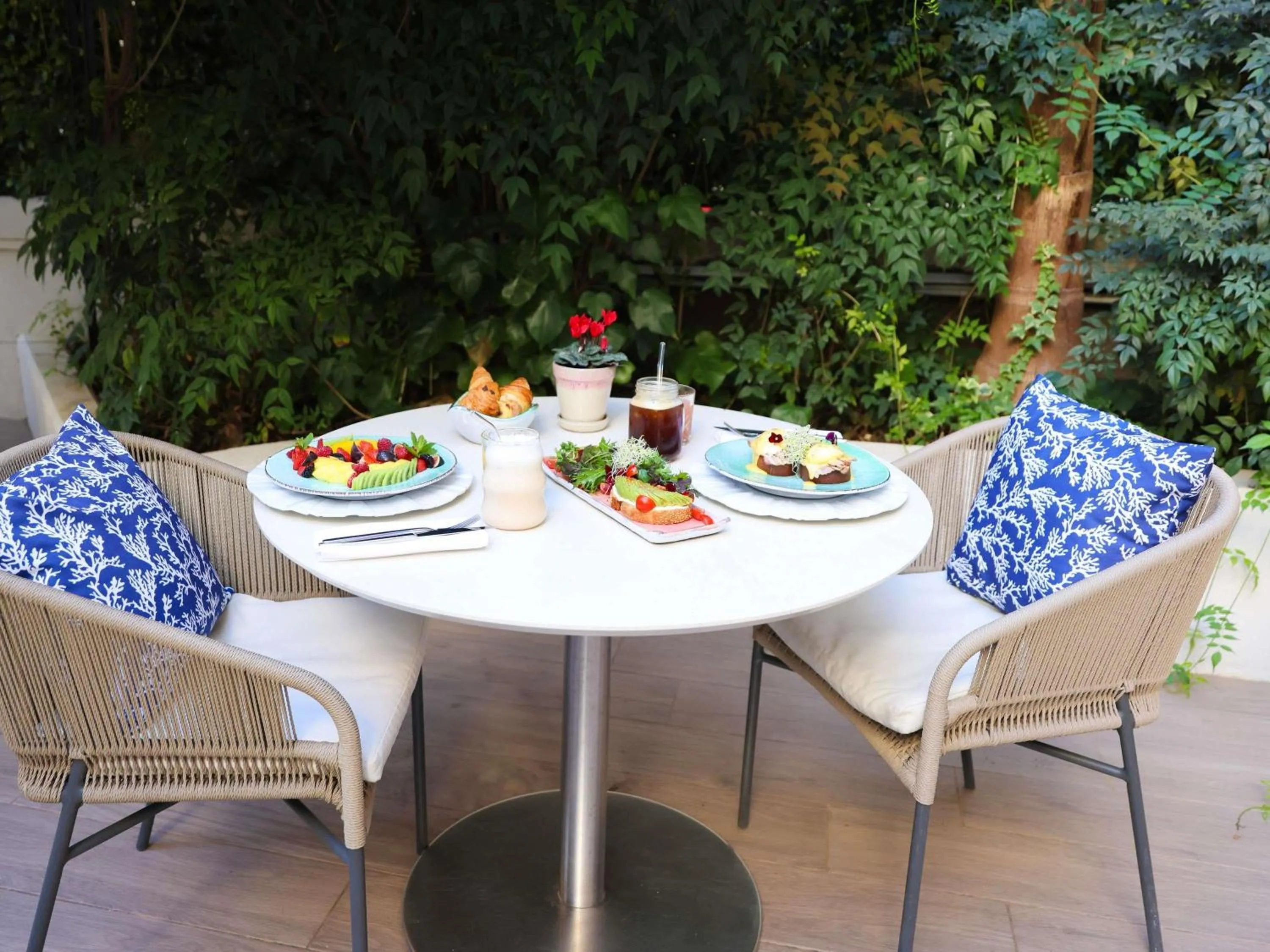 Lounge or bar in Croisette Beach Hotel Cannes - MGallery Collection