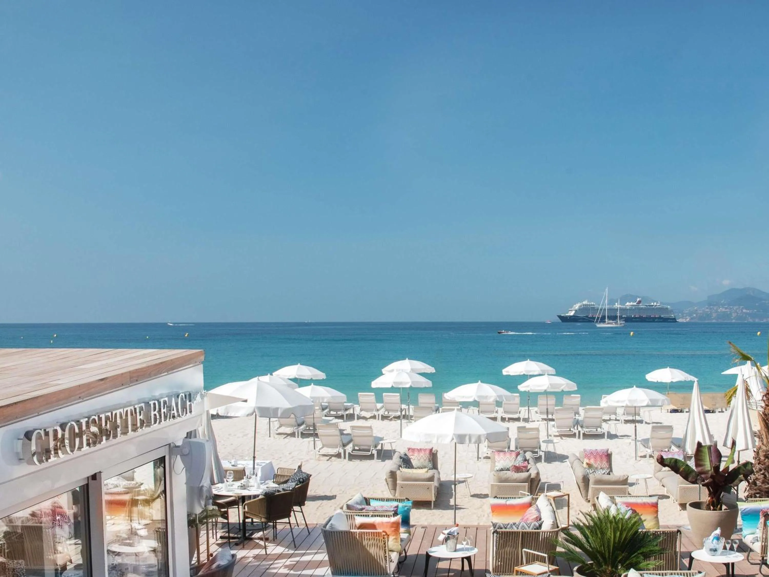 Lounge or bar in Croisette Beach Hotel Cannes - MGallery Collection