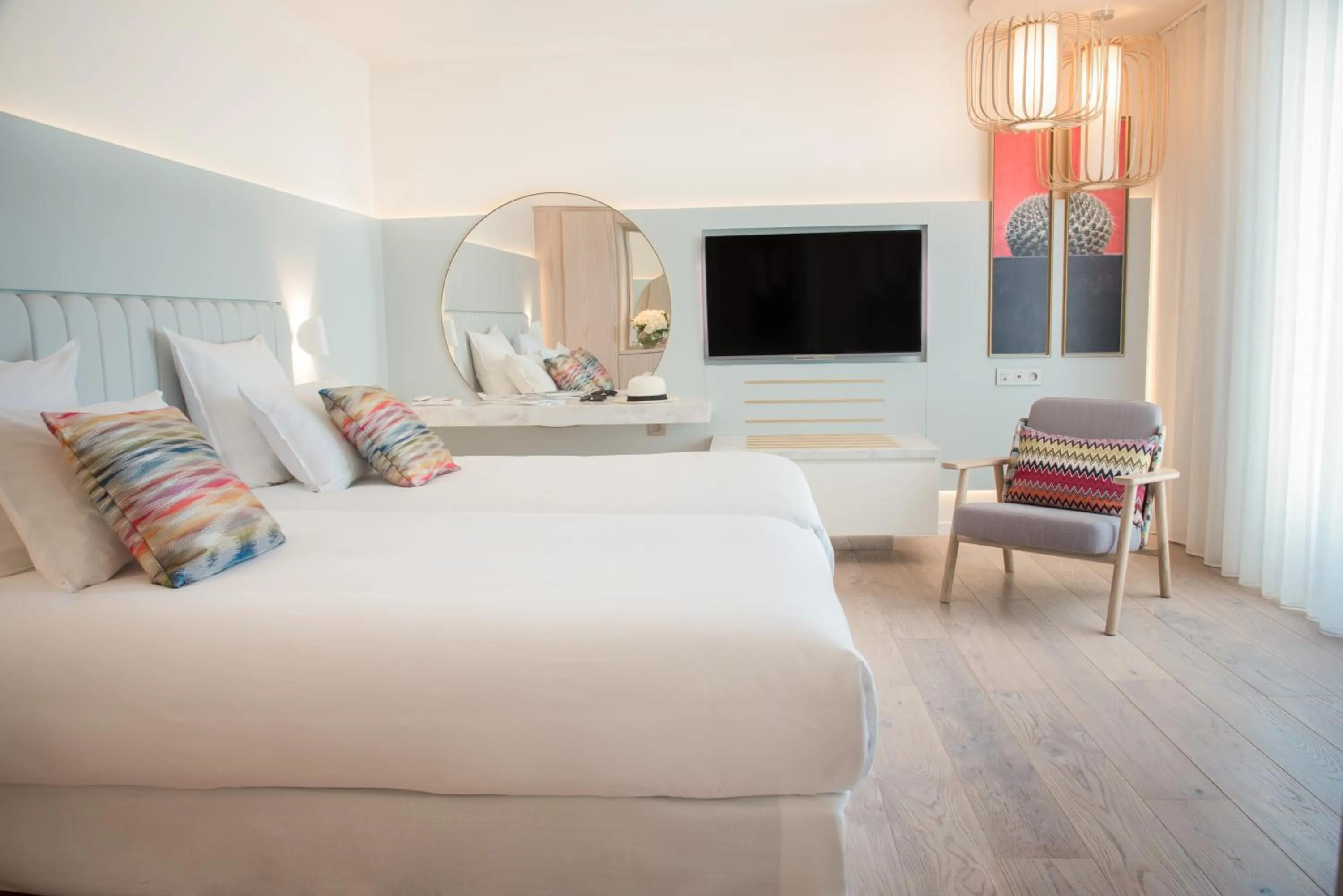 Communal lounge/ TV room, Bed in Croisette Beach Hotel Cannes - MGallery Collection