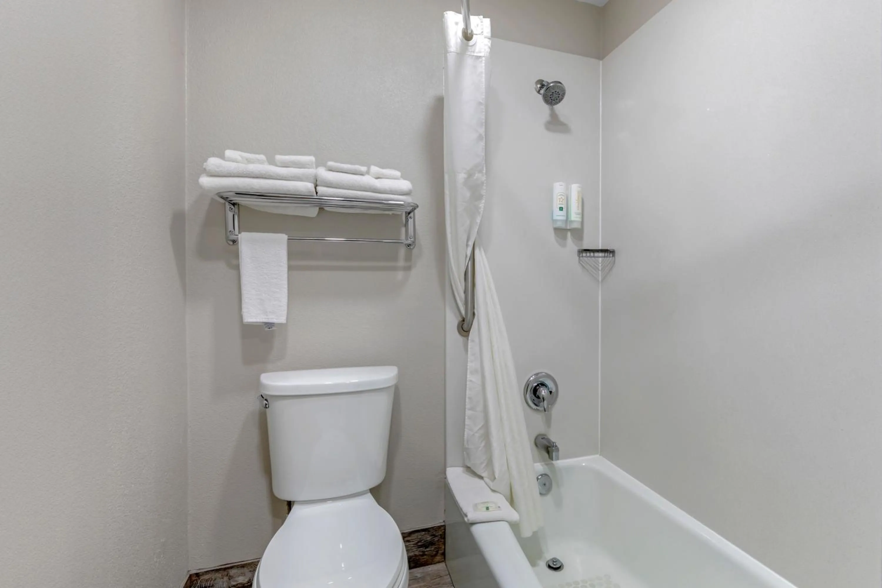 Shower in Quality Inn Kettleman City near Hwy 41