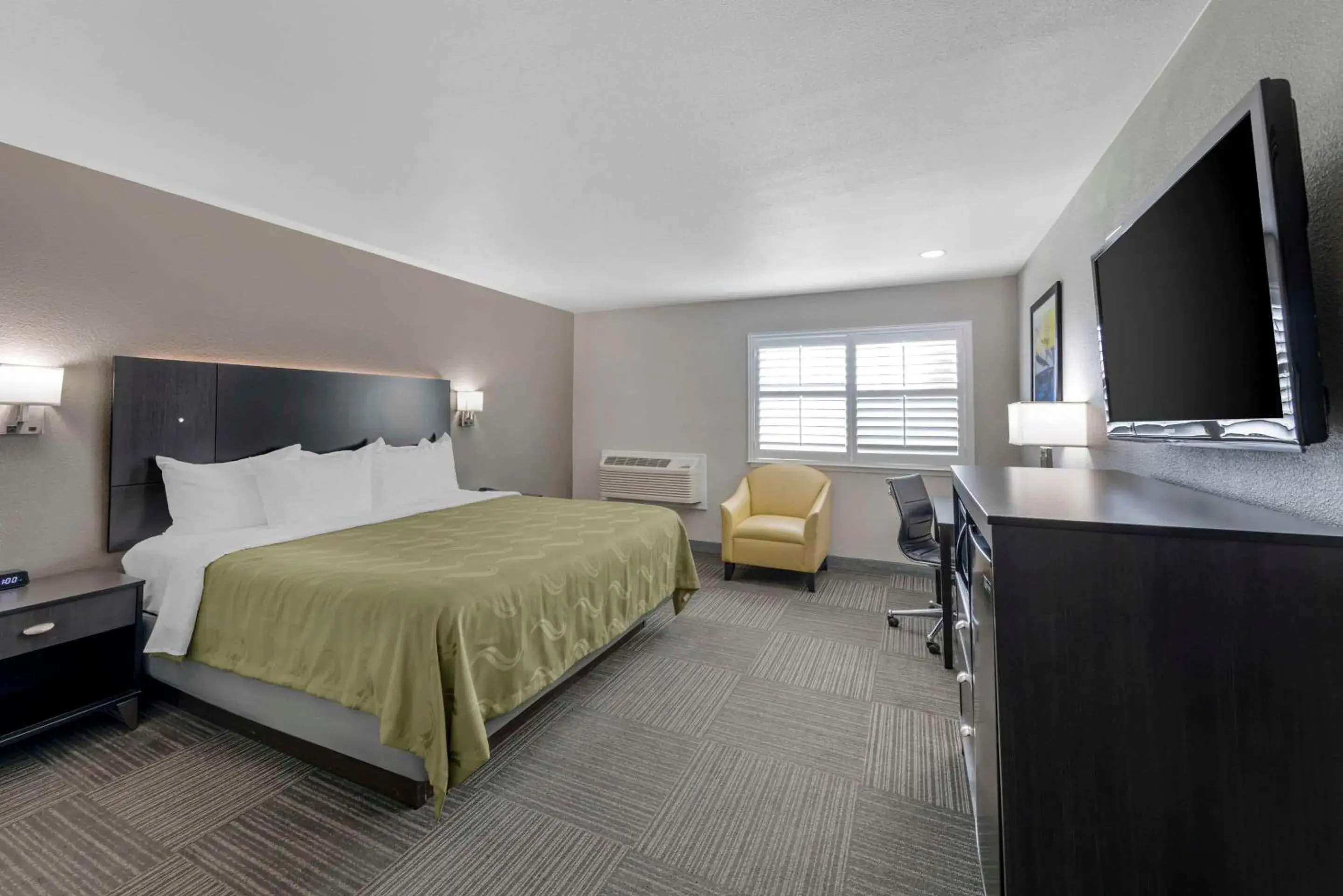 Bedroom, Bed in Quality Inn Kettleman City near Hwy 41 Bedroom, Bed in Quality Inn Kettleman City near Hwy 41