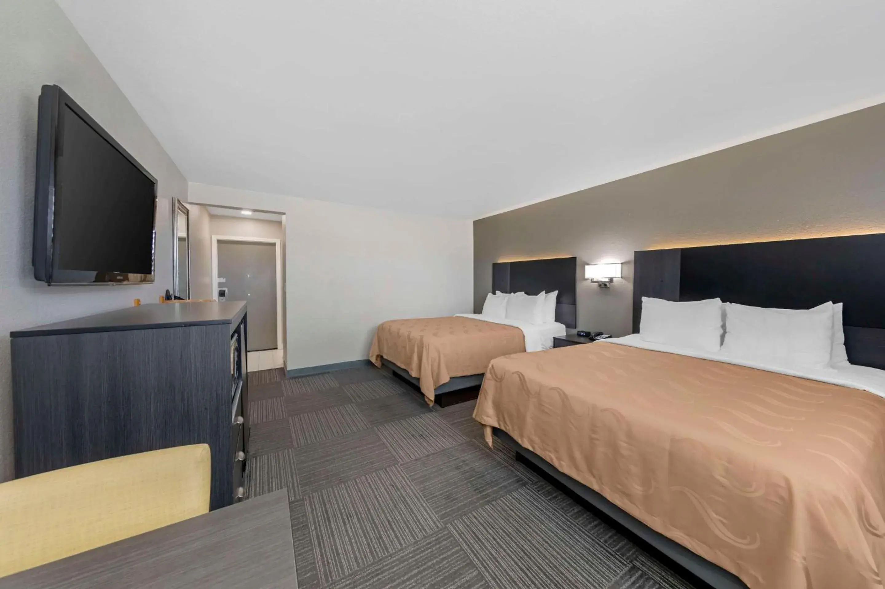 Bedroom, Bed in Quality Inn Kettleman City near Hwy 41 Bedroom, Bed in Quality Inn Kettleman City near Hwy 41