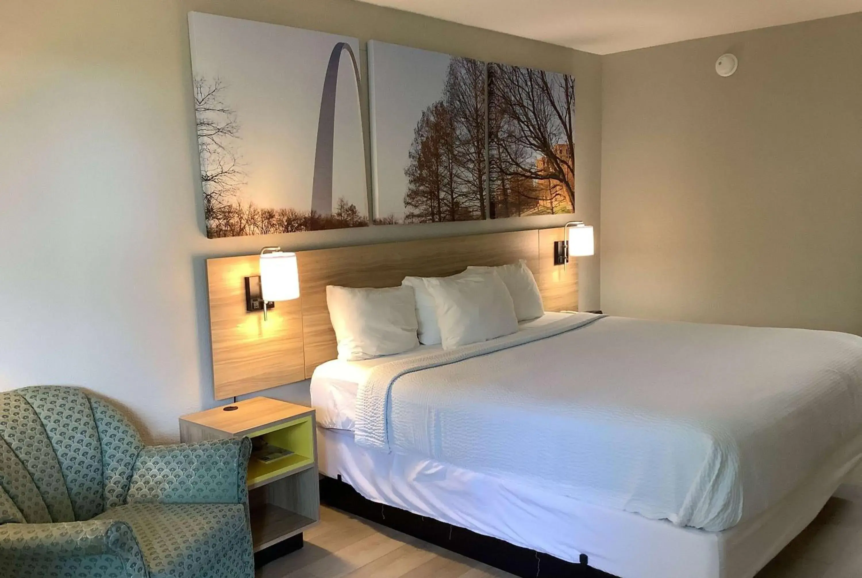 Photo of the whole room, Bed in Days Inn by Wyndham Kingdom City Photo of the whole room, Bed in Days Inn by Wyndham Kingdom City