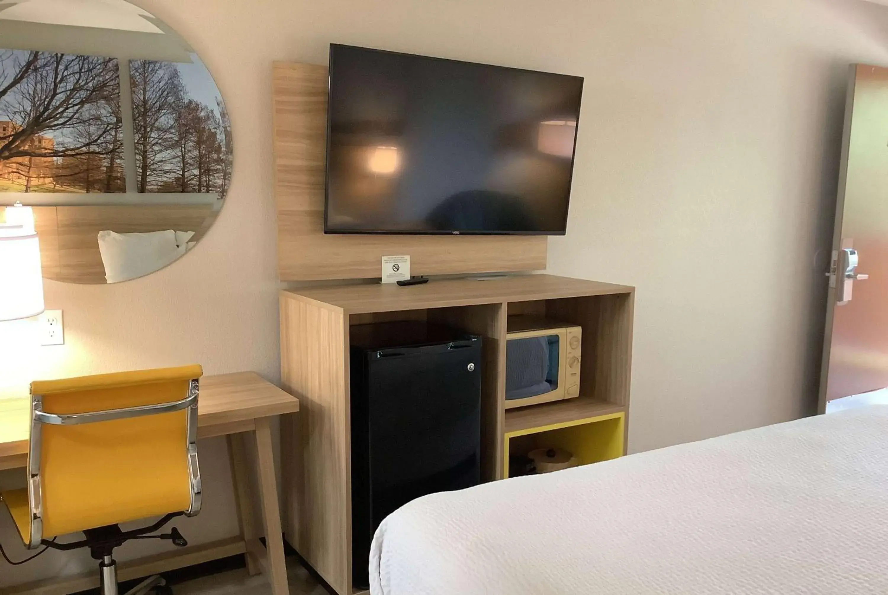 Photo of the whole room, Bed in Days Inn by Wyndham Kingdom City Photo of the whole room, Bed in Days Inn by Wyndham Kingdom City