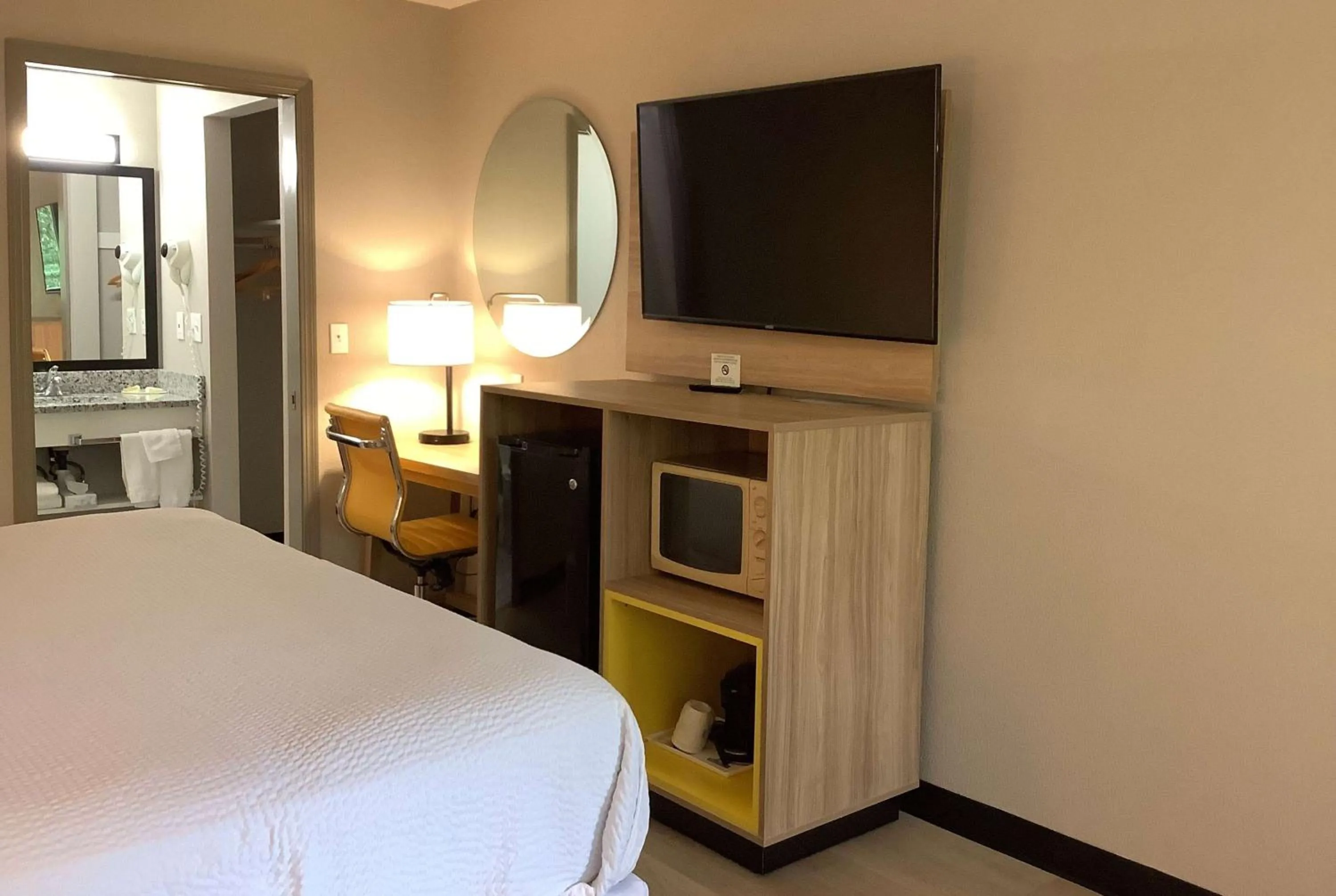 Photo of the whole room, Bed in Days Inn by Wyndham Kingdom City