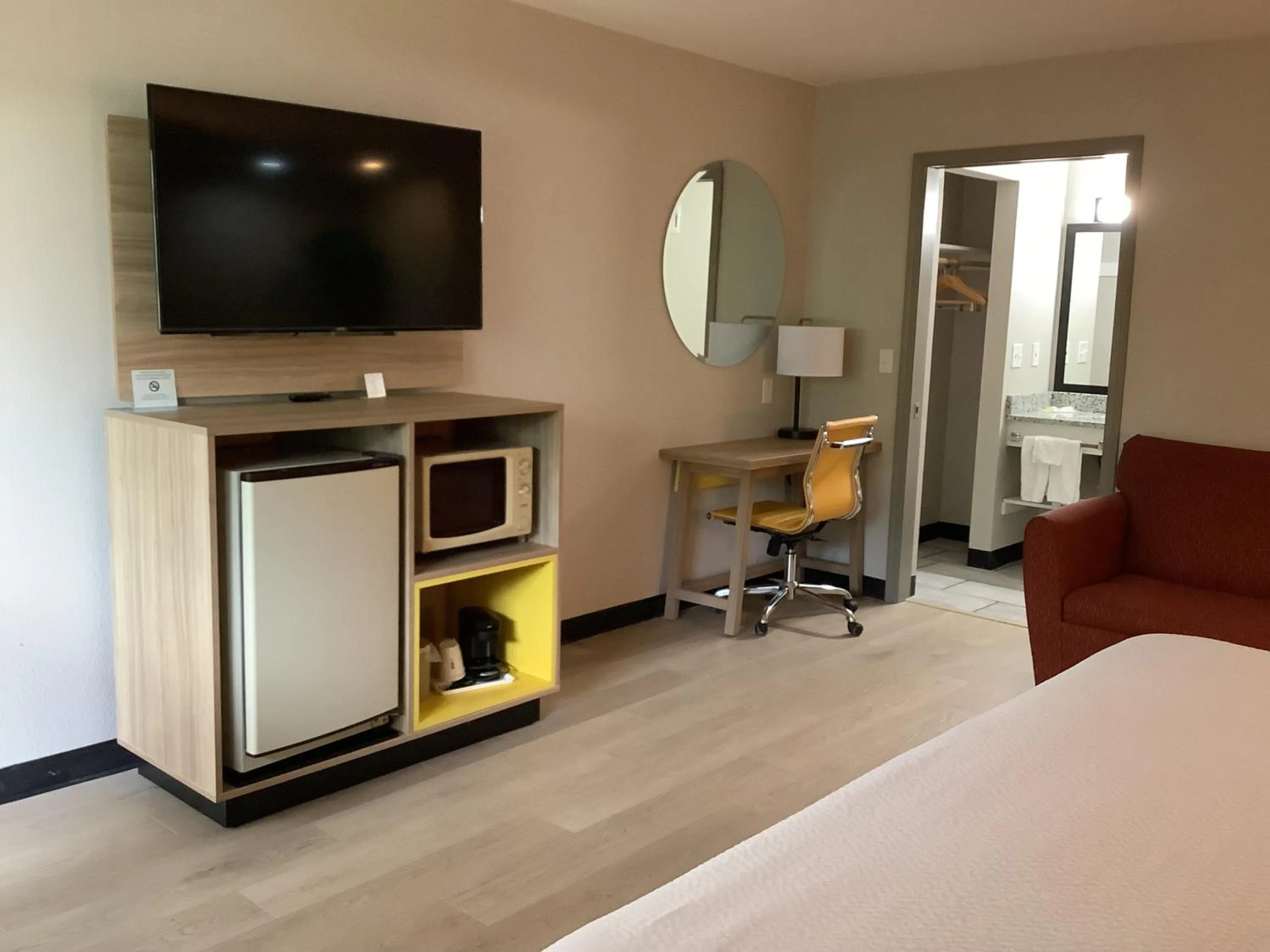 TV and multimedia, Bed in Days Inn by Wyndham Kingdom City