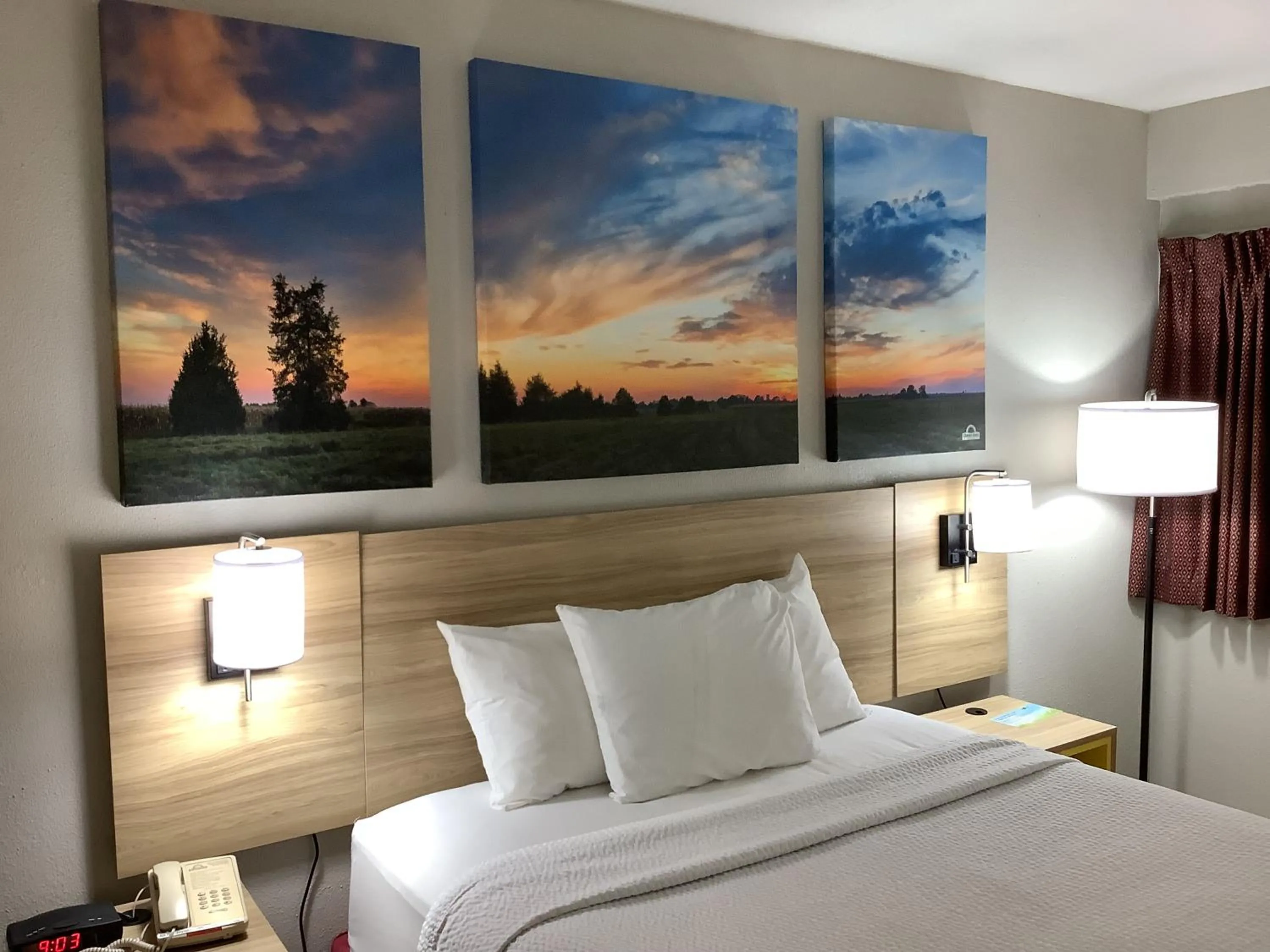 Bedroom, Bed in Days Inn by Wyndham Kingdom City