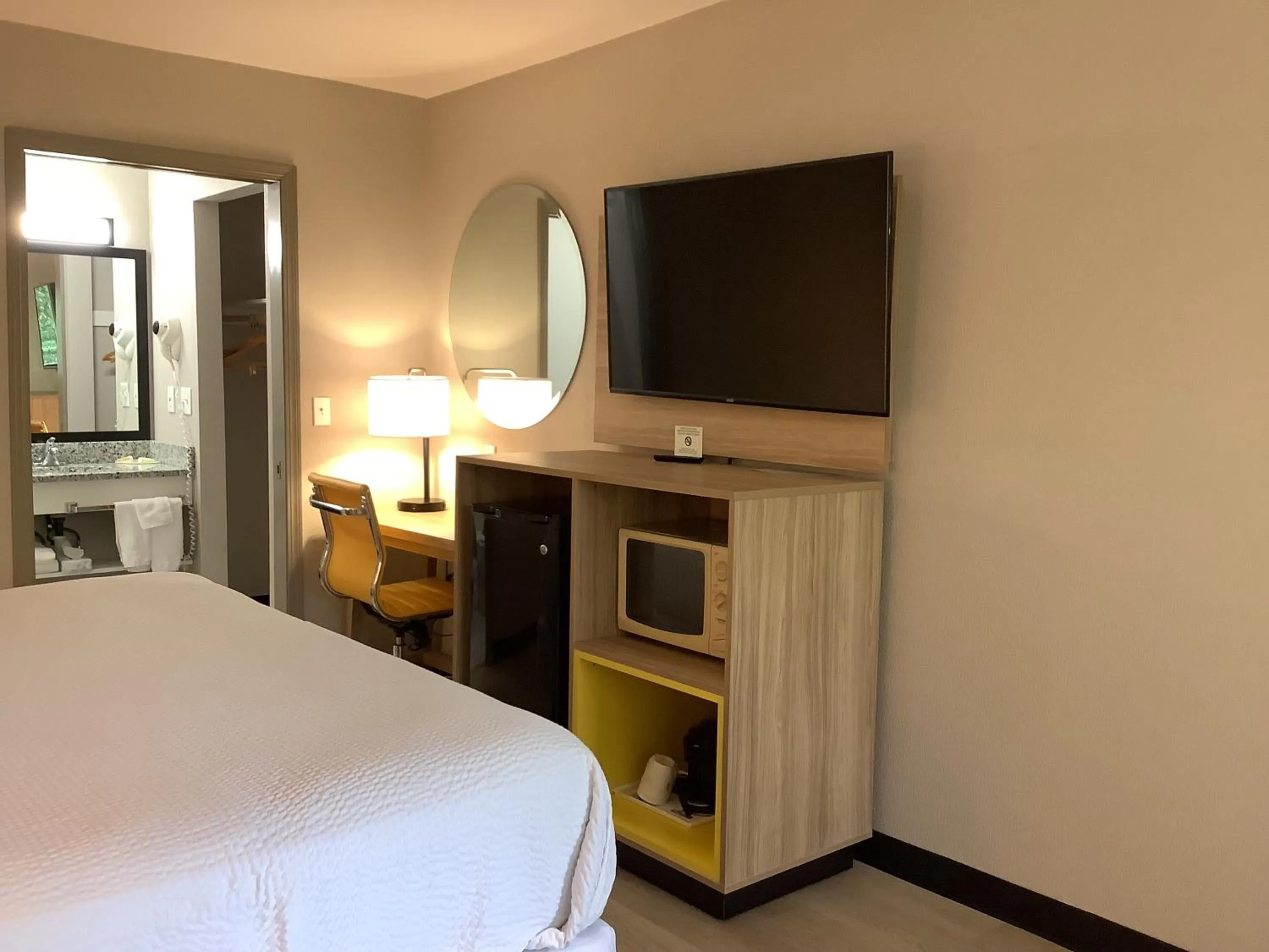 TV and multimedia, Bed in Days Inn by Wyndham Kingdom City