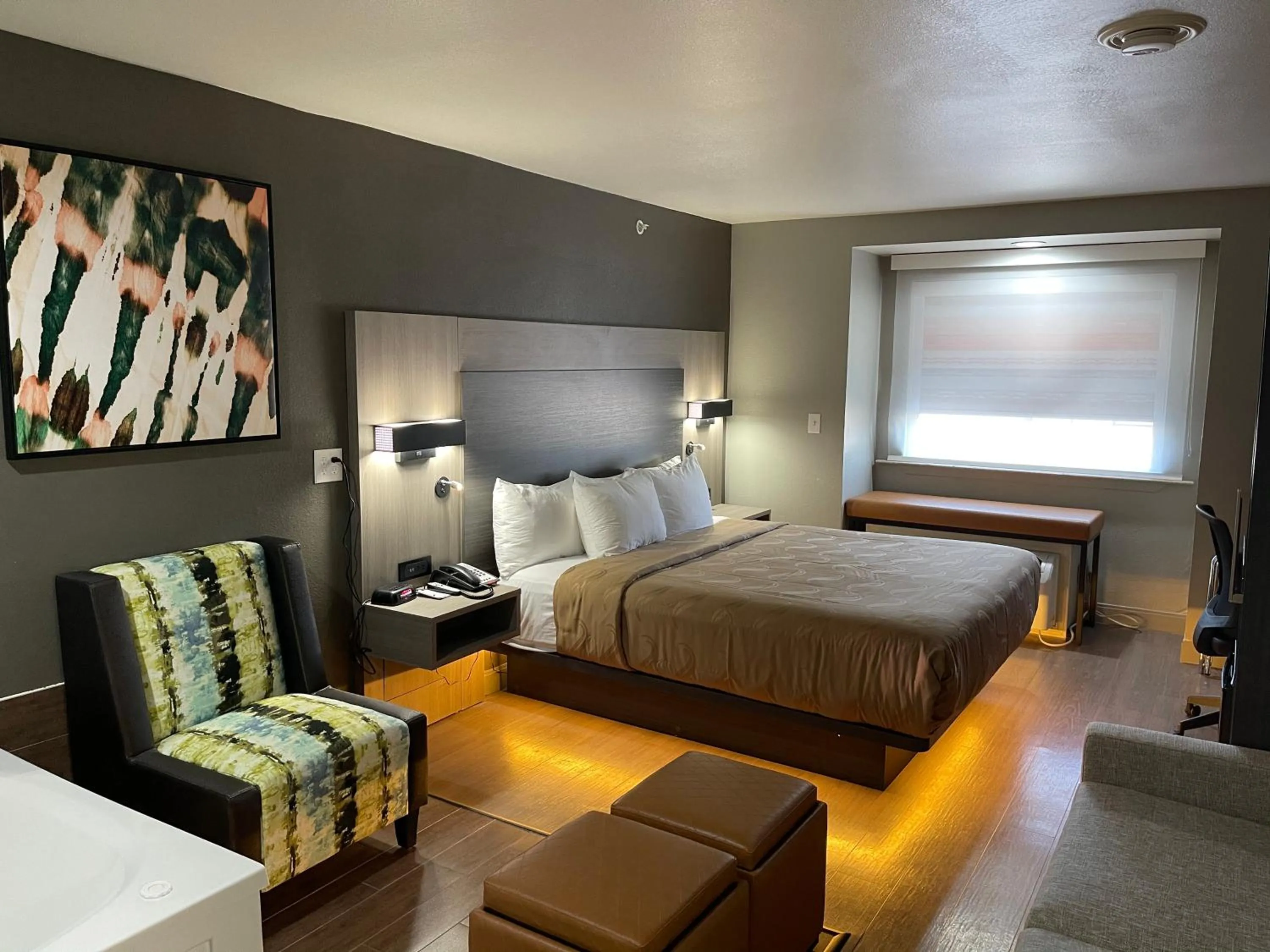 Photo of the whole room, Bed in Quality Inn & Suites North Mesquite I-30