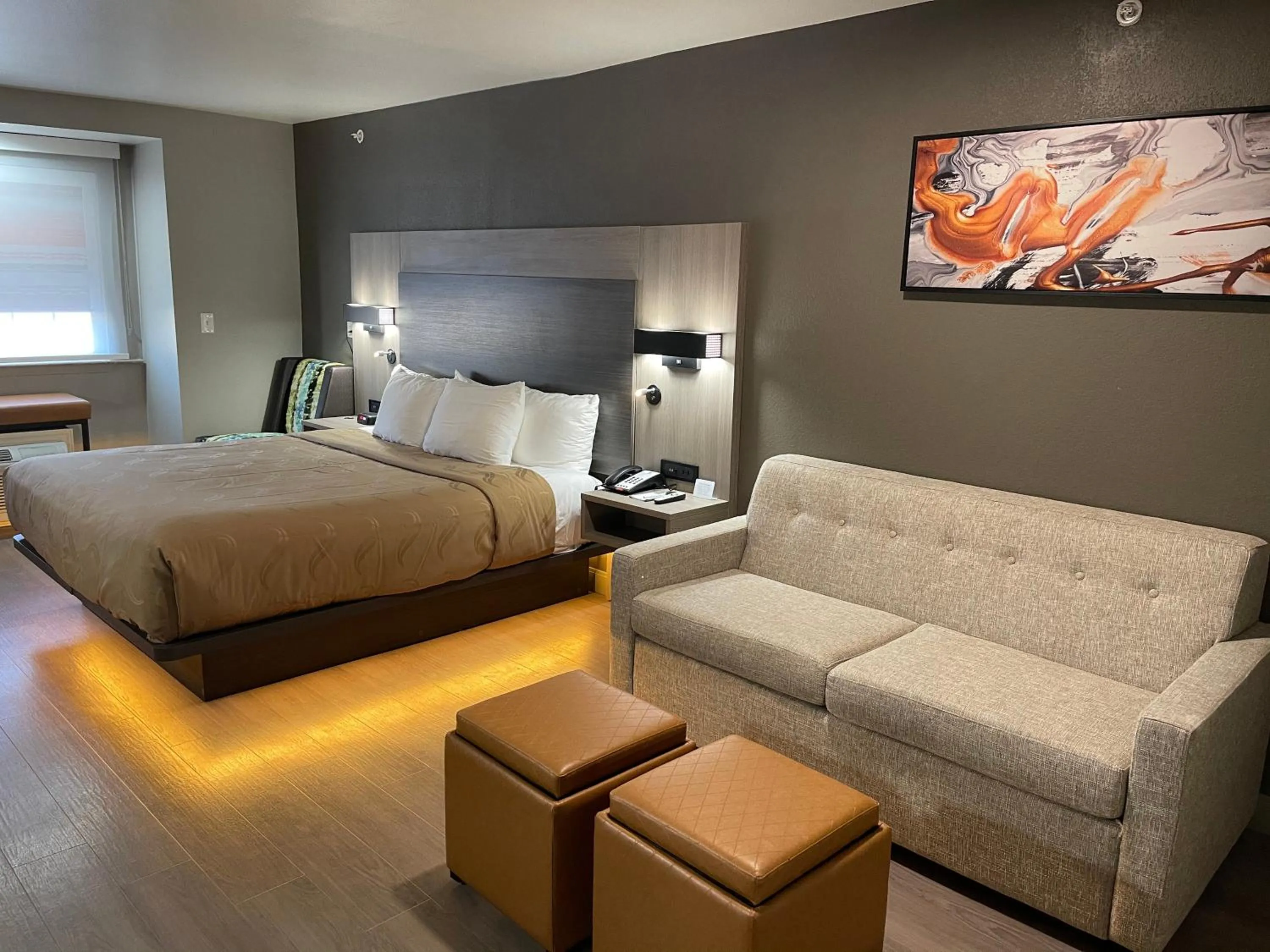 Photo of the whole room, Bed in Quality Inn & Suites North Mesquite I-30