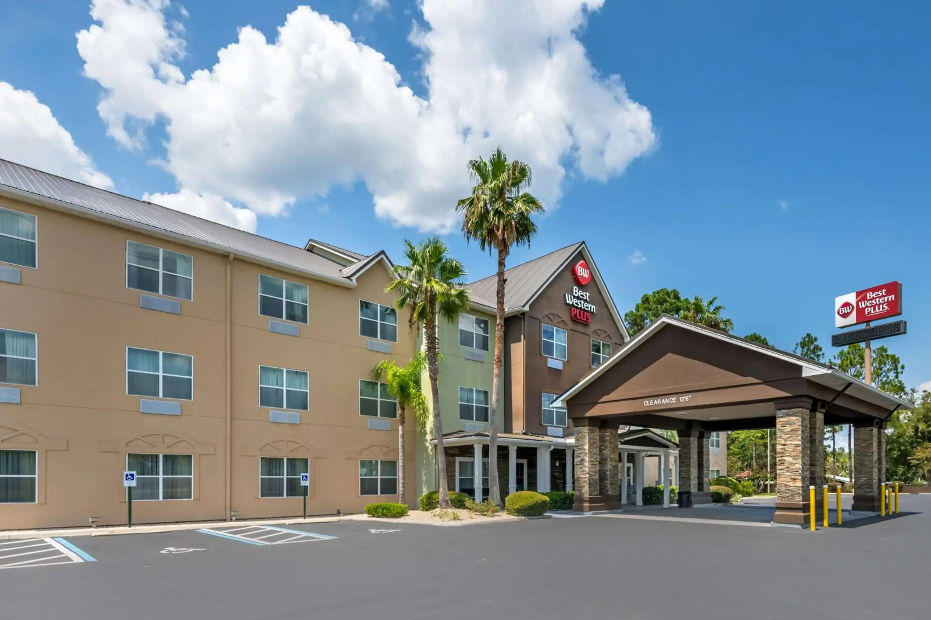 Property building in Best Western Plus Lake City Property building in Best Western Plus Lake City