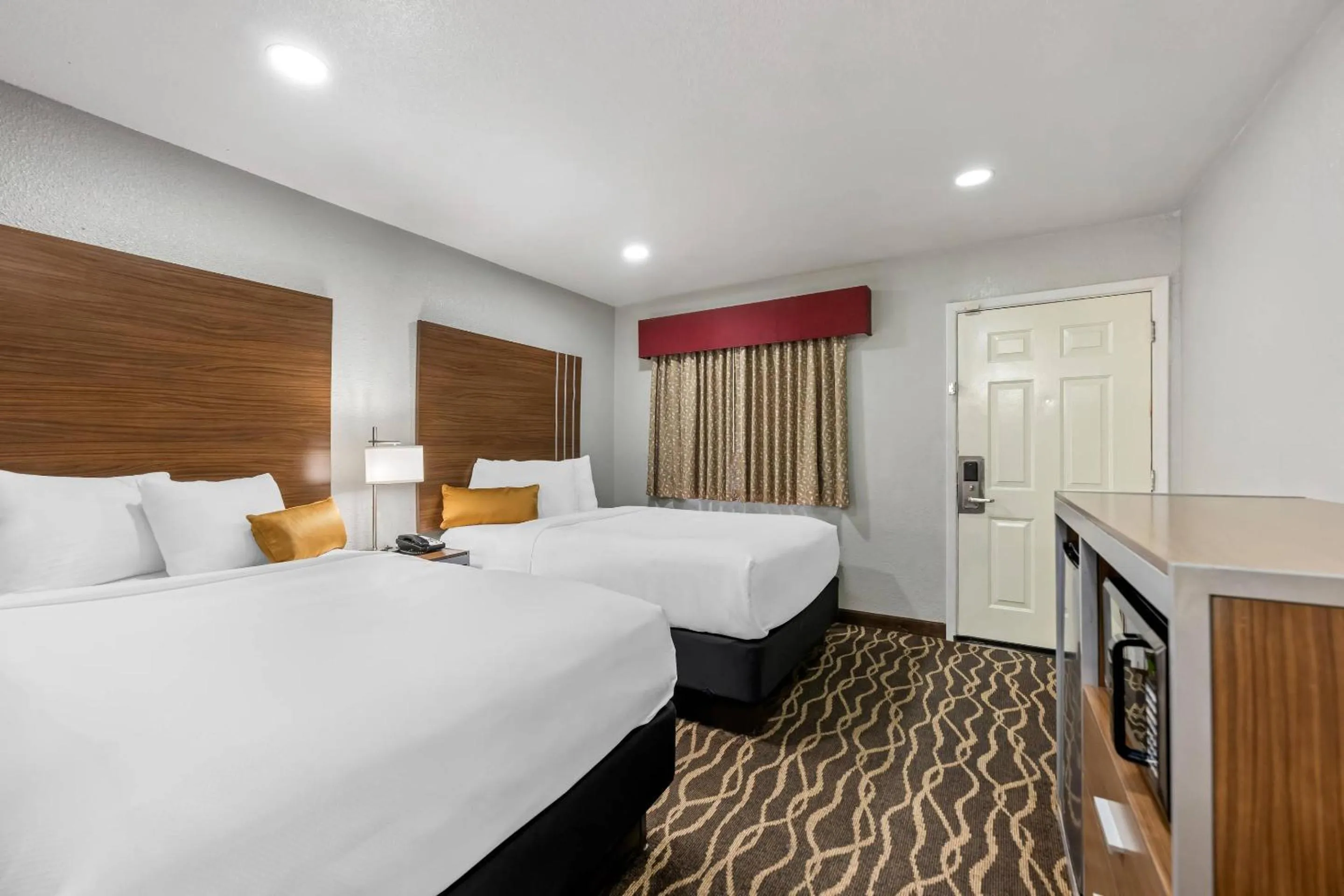 Bedroom, Bed in Rodeway Inn Carlsbad Caverns Area