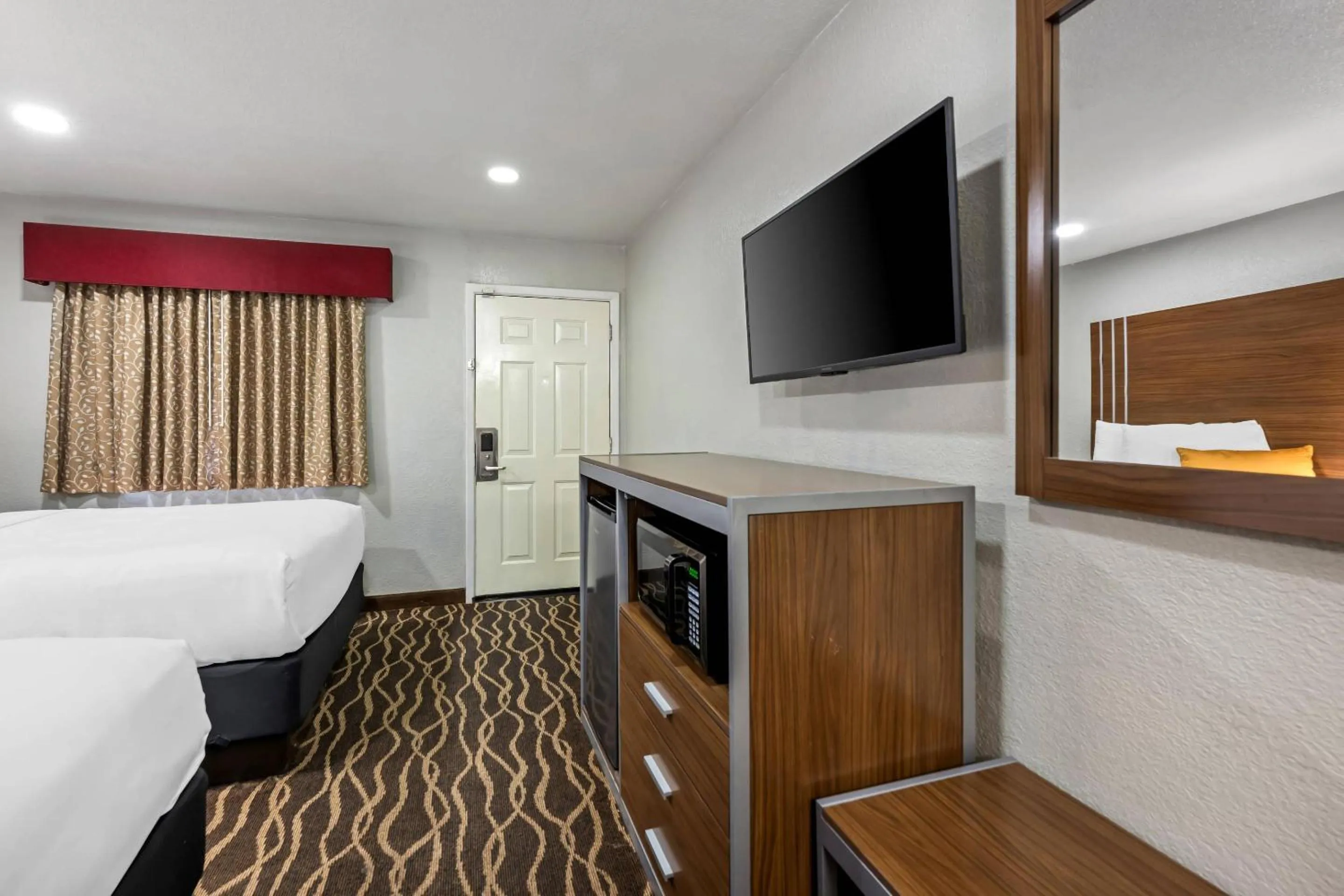 Bedroom, Bed in Rodeway Inn Carlsbad Caverns Area