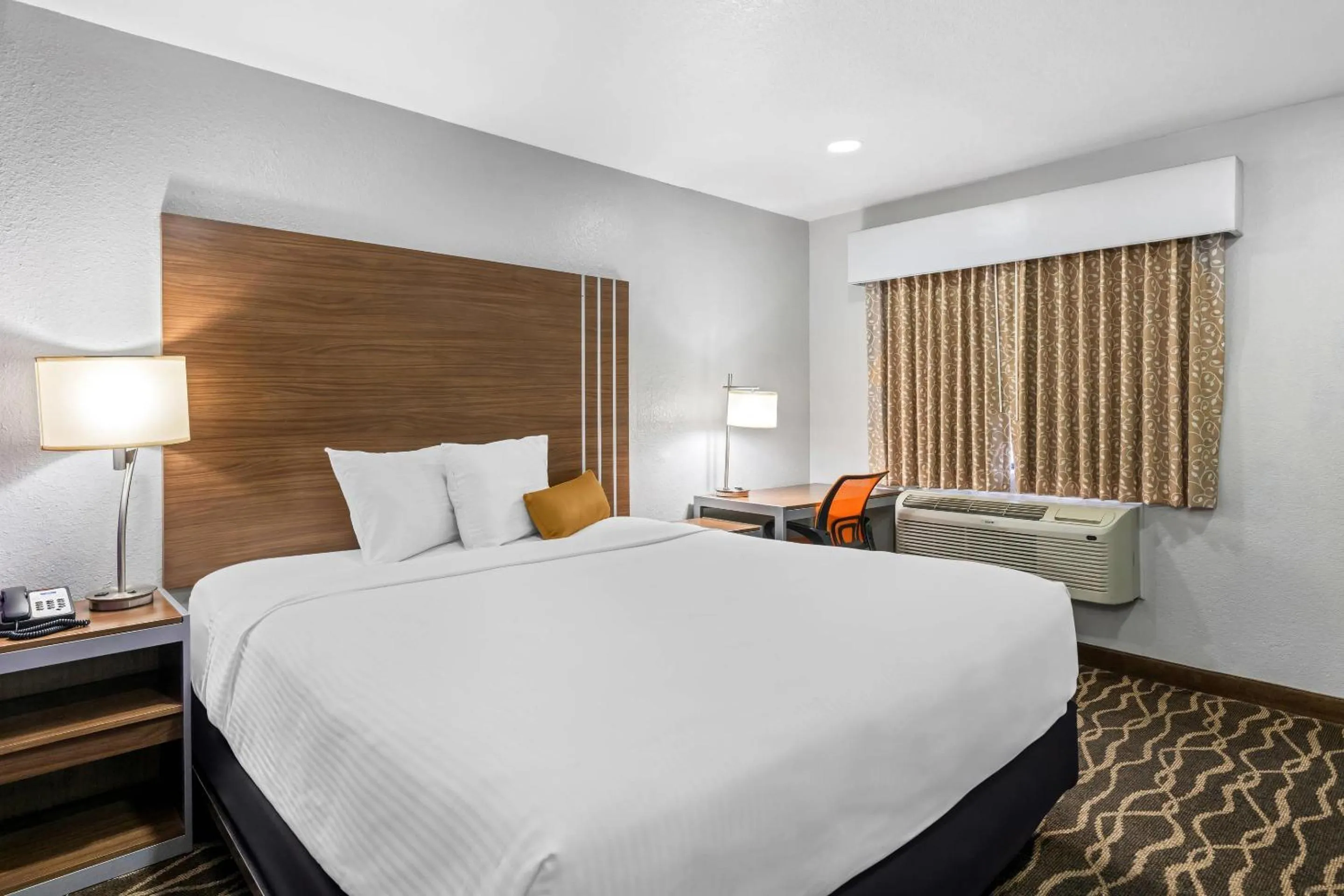 Bedroom, Bed in Rodeway Inn Carlsbad Caverns Area