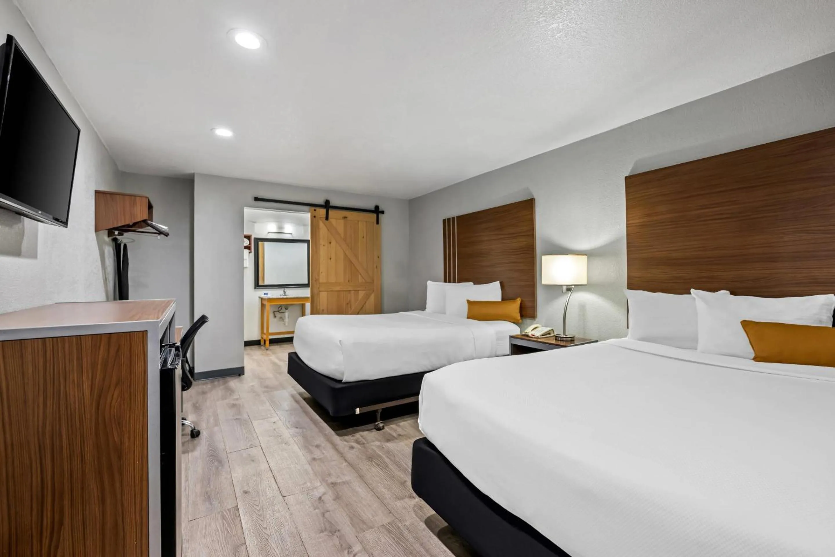 Bedroom, Bed in Rodeway Inn Carlsbad Caverns Area